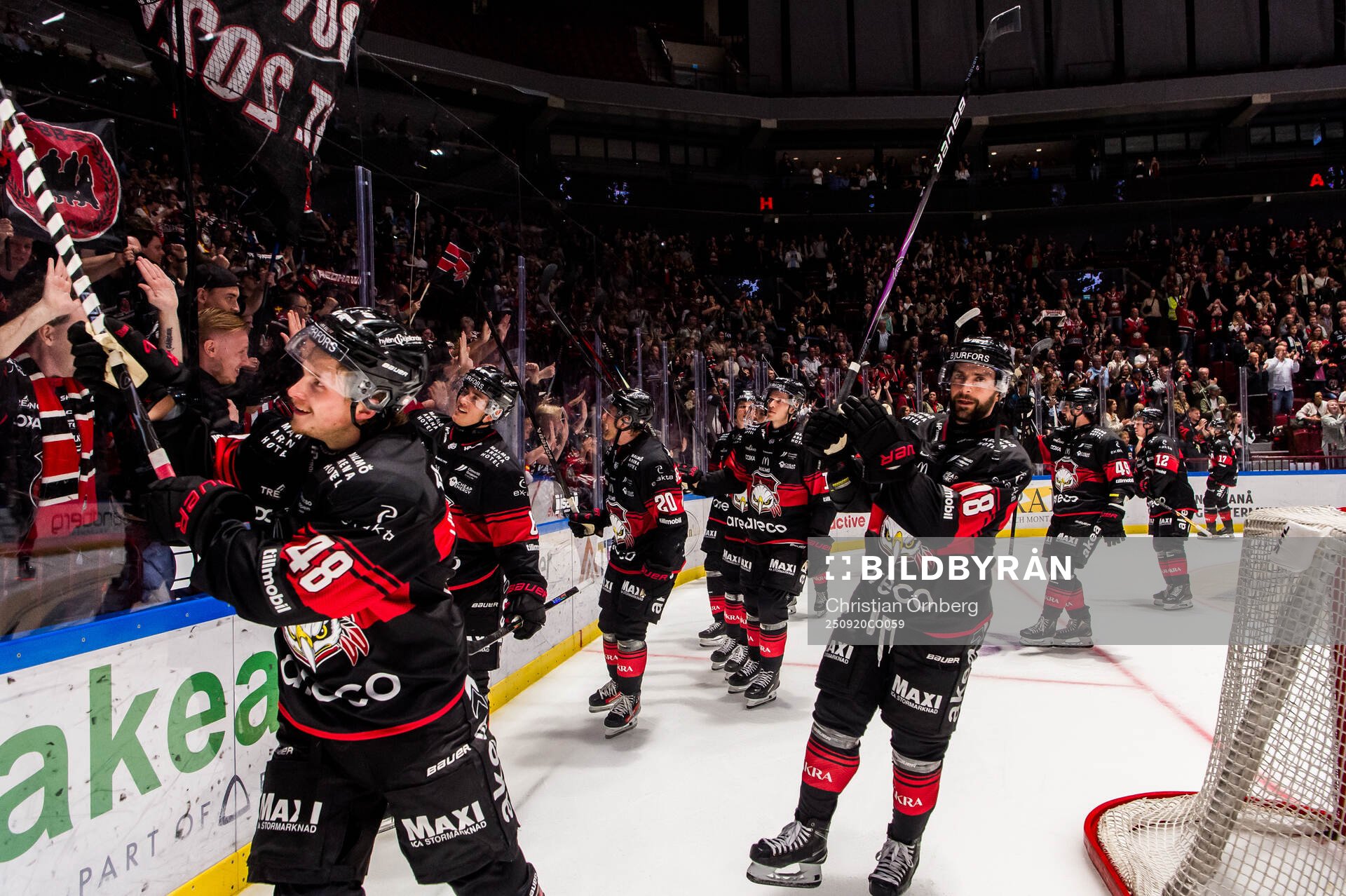 Malmö Redhawks Lauri Pajuniemi och Robin Hanzl jublar