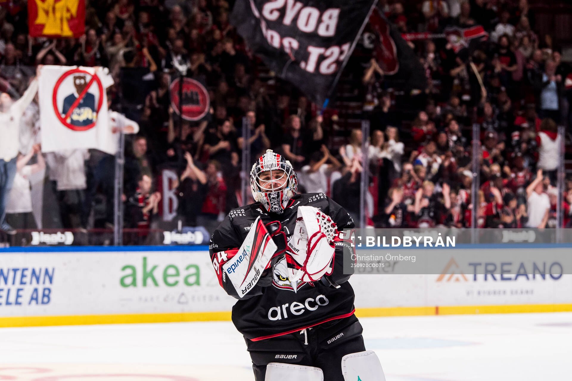 Malmö Redhawks målvakt Marek Langhamer jublar