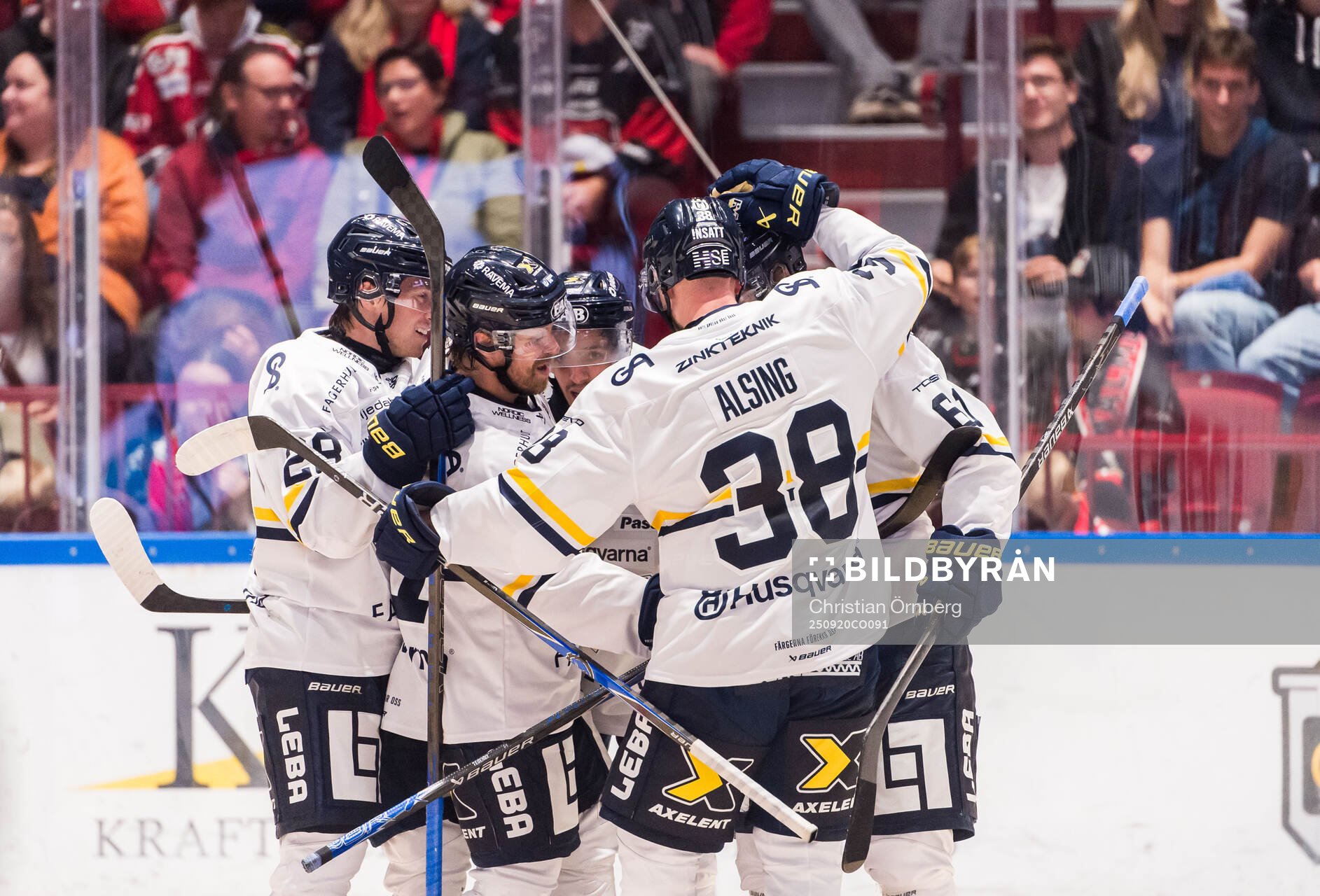 HV71s Isac Brännström jublar
