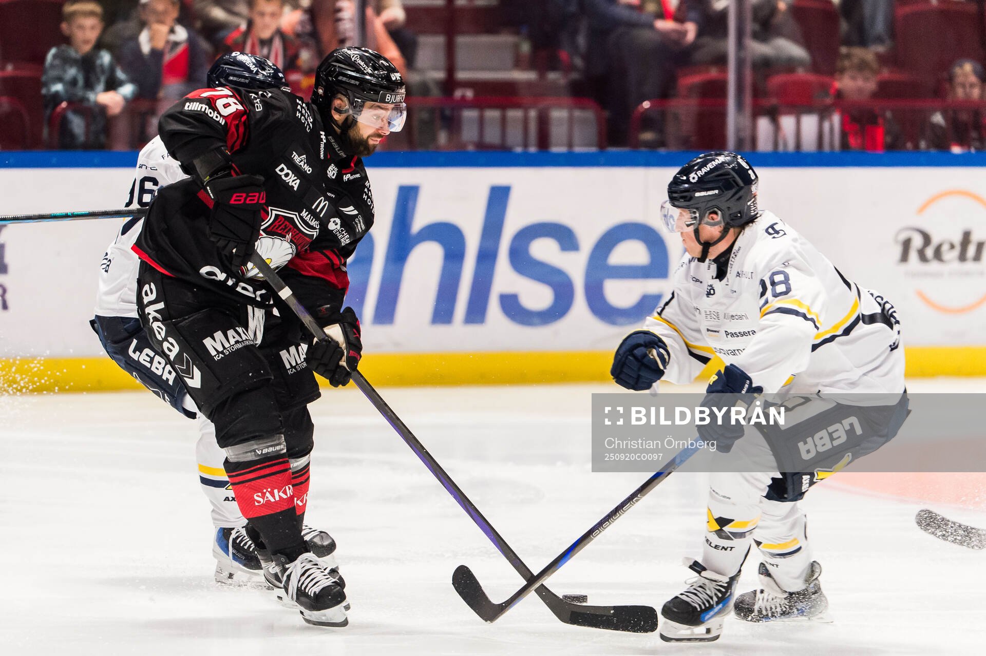 Malmö Redhawks Robin Hanzl och HV71s Justin Glenn Kloos