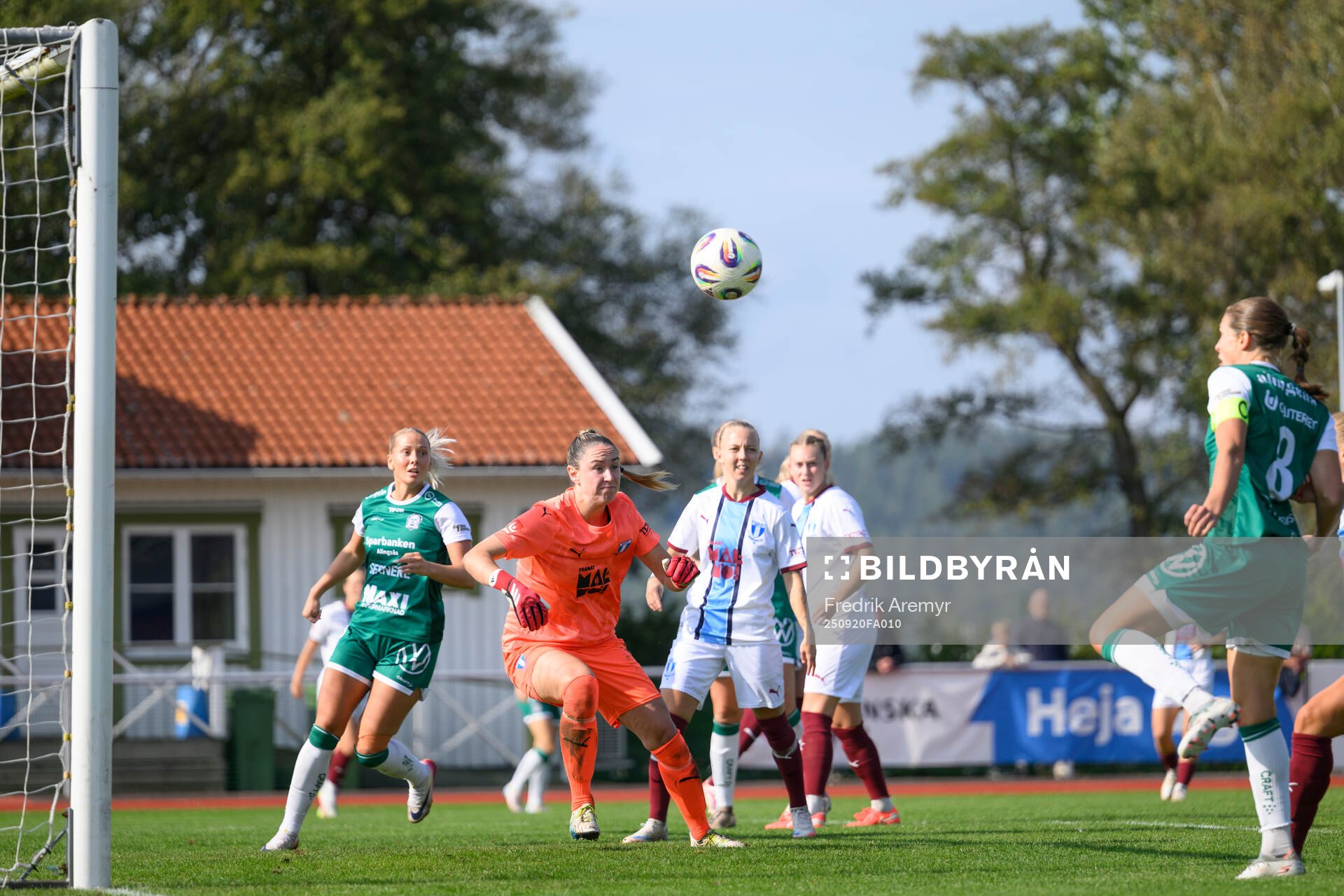 Malmö FFs målvakt Moa Öhman och Alingsås Tove Lorén