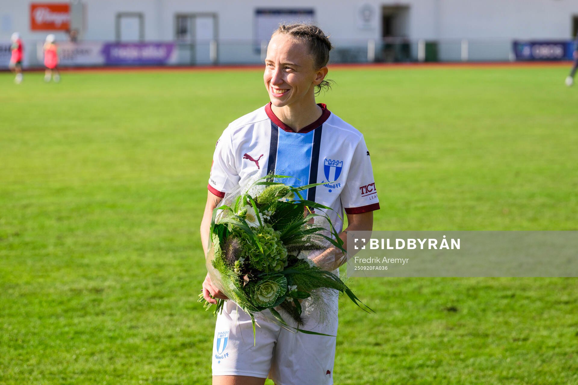 Malmö FFs Miljana Ivanovic får blommor