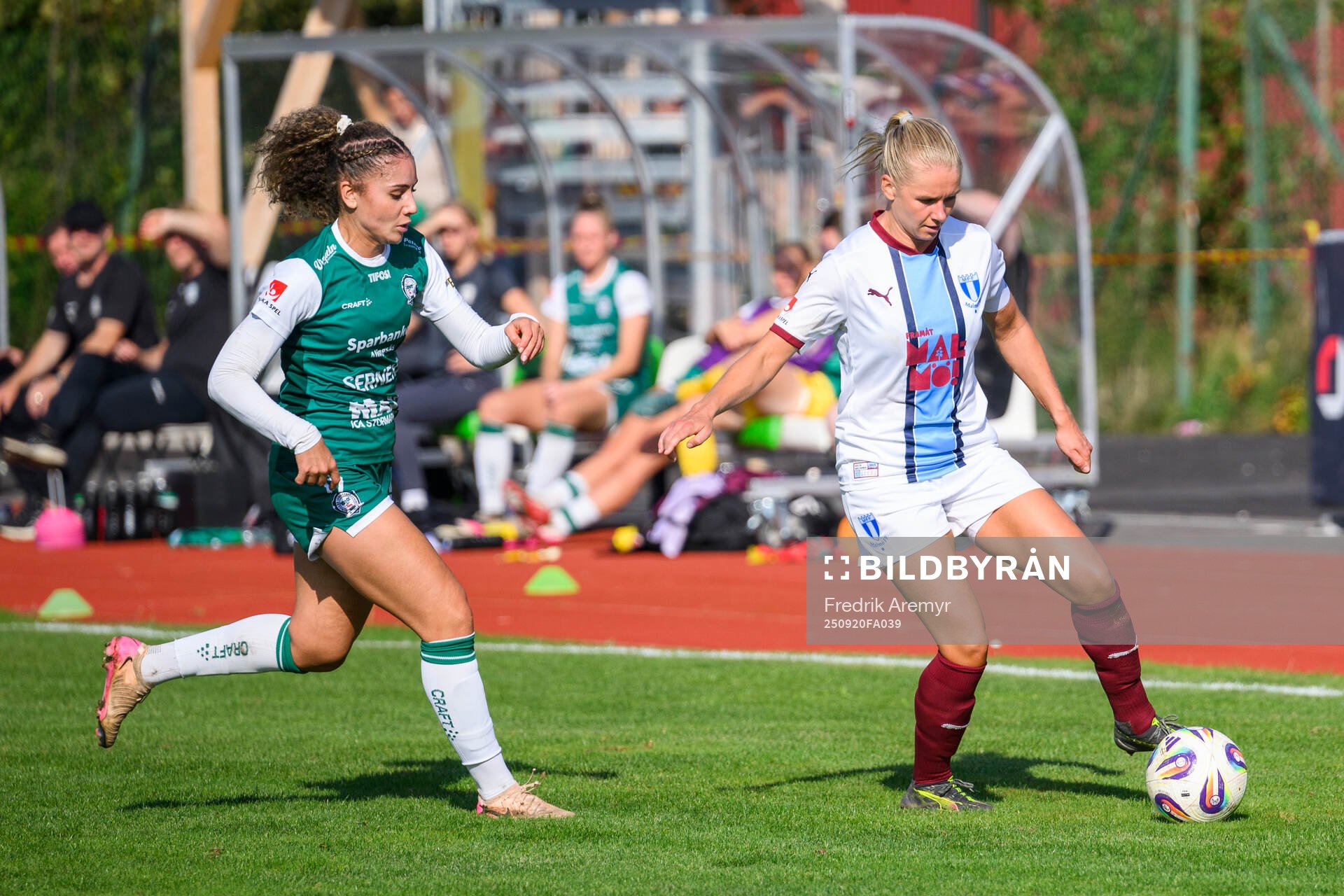 Alingsås Julia Elvbo och Malmö FFs Nellie Lilja