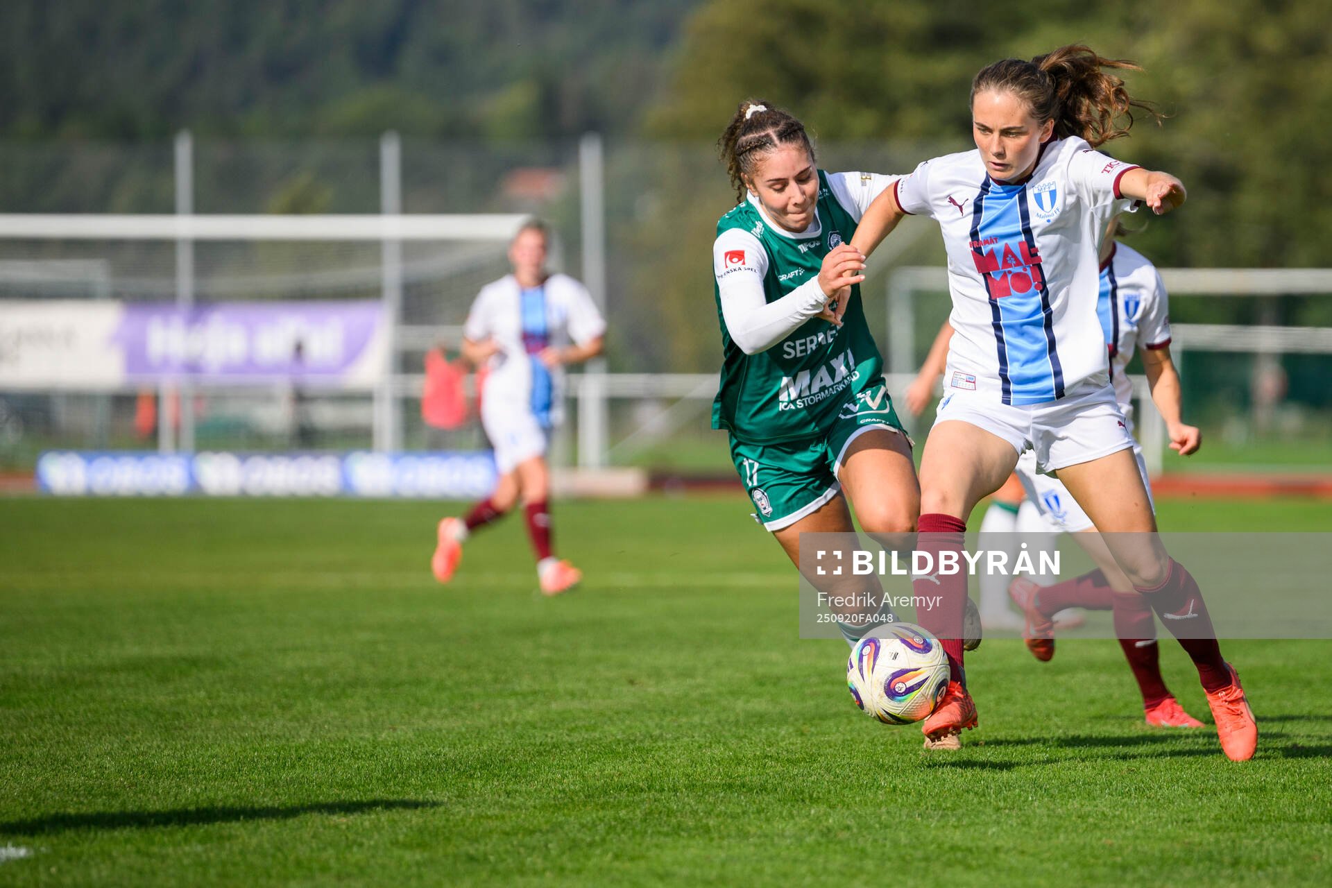 Alingsås Julia Elvbo  och Malmö FFs Matilda Kristell