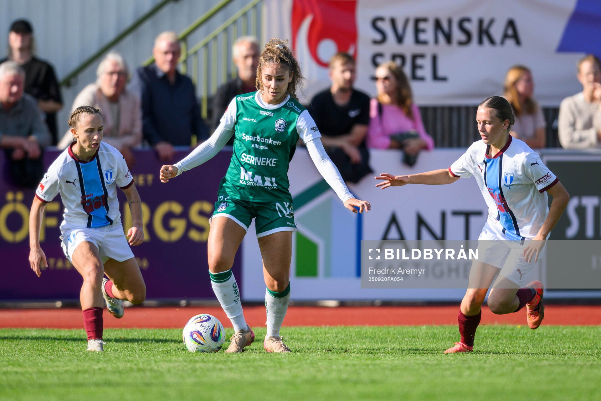 Malmö FFs Miljana Ivanovic , Alingsås Julia Elvbo och