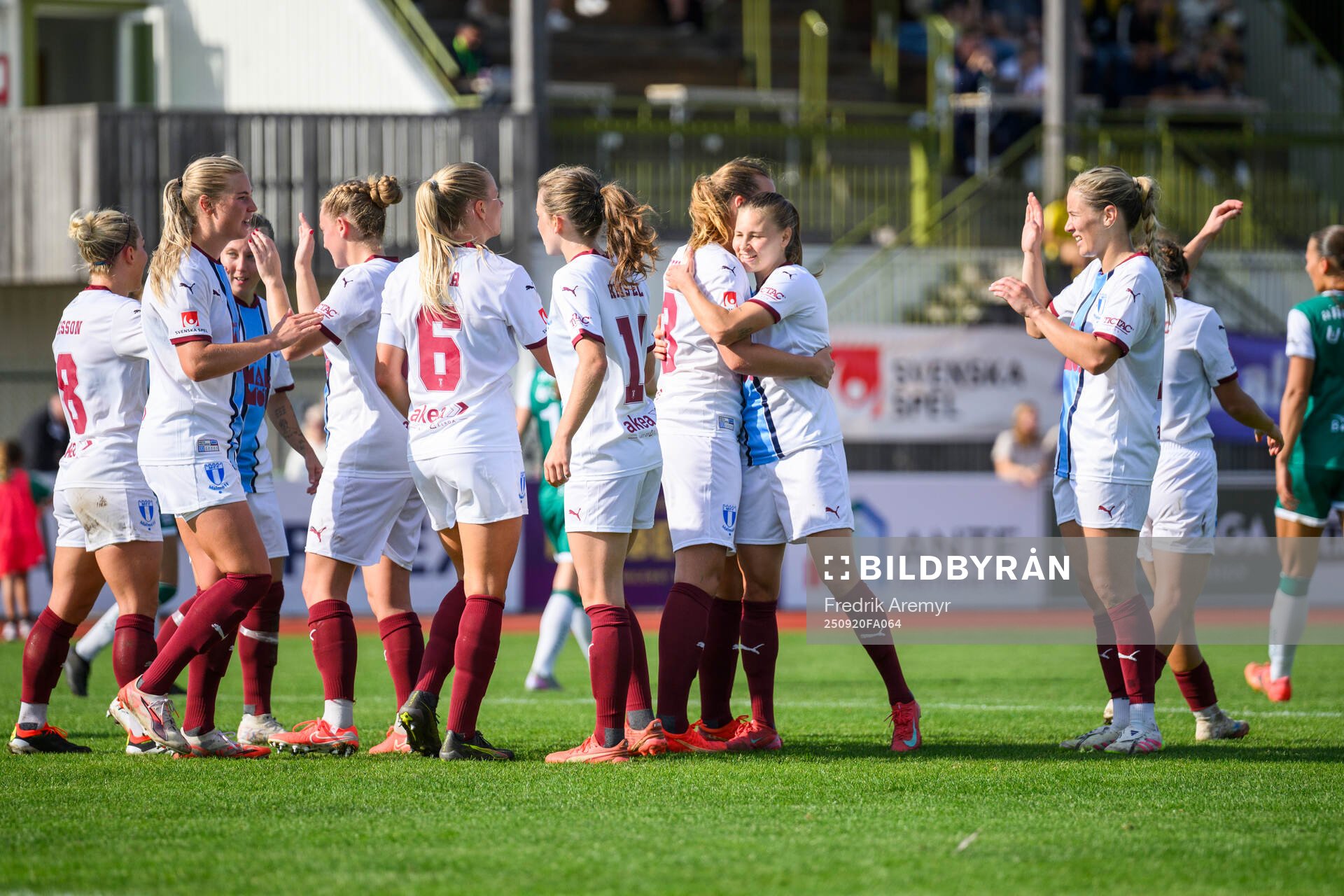 Malmö FFs spelare jublar med målskytt Sara Kanutte