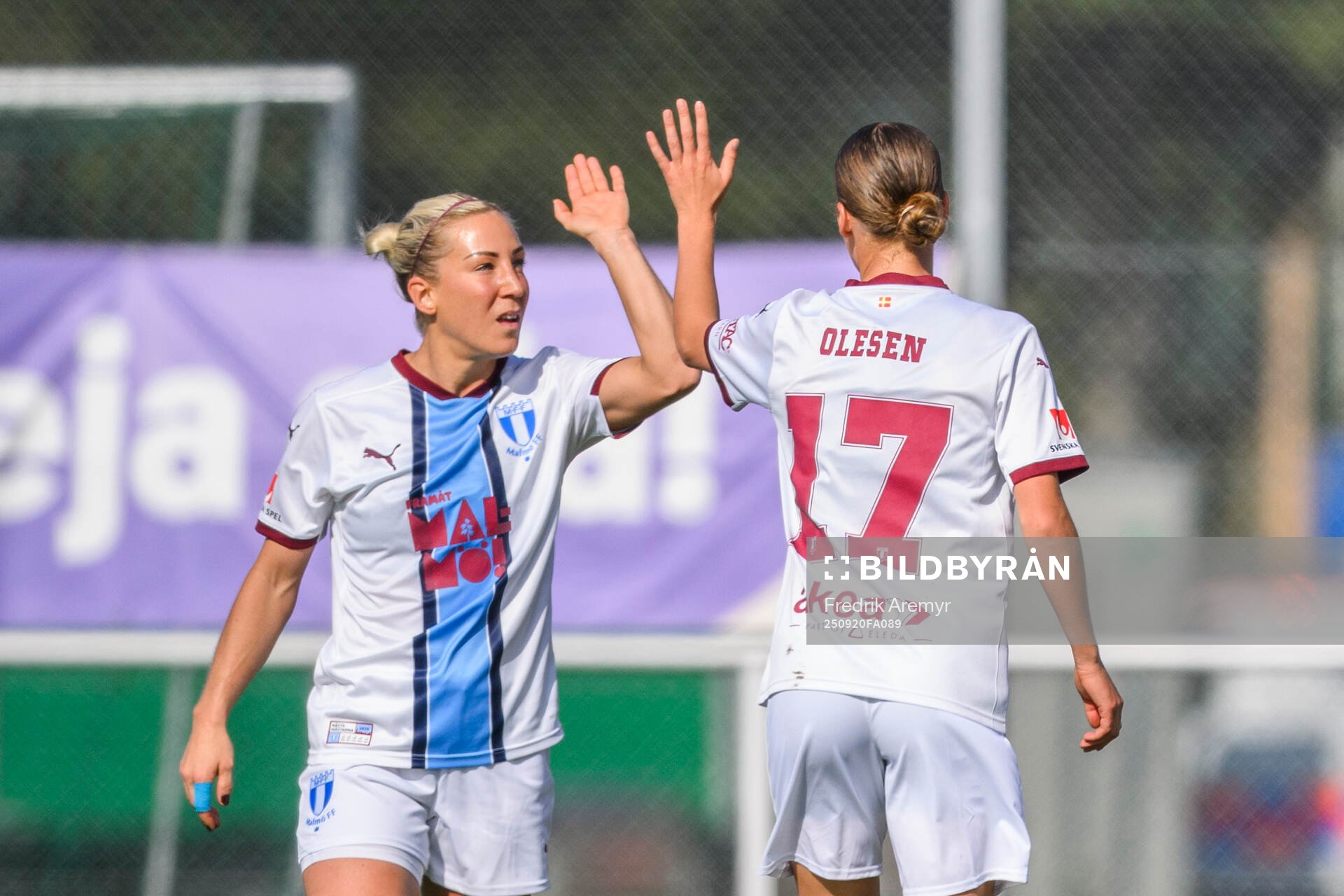 Malmö FFs Mia Persson och Karoline Olesen jublar