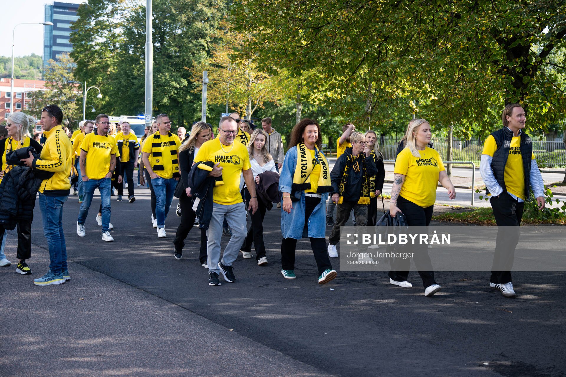 Elfsborgs supportrar marscherar till fotbollsmatchen i