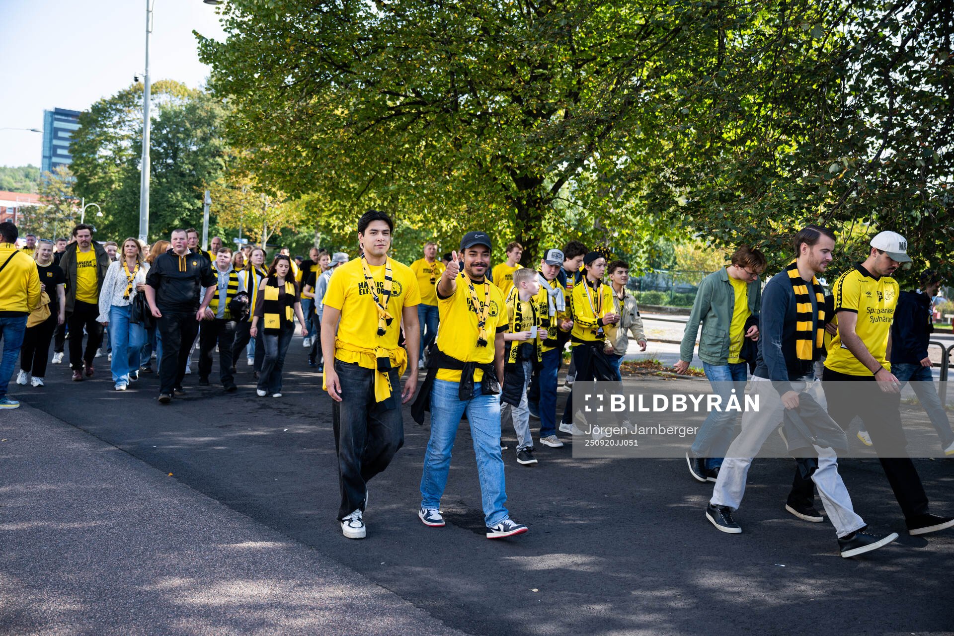 Elfsborgs supportrar marscherar till fotbollsmatchen i