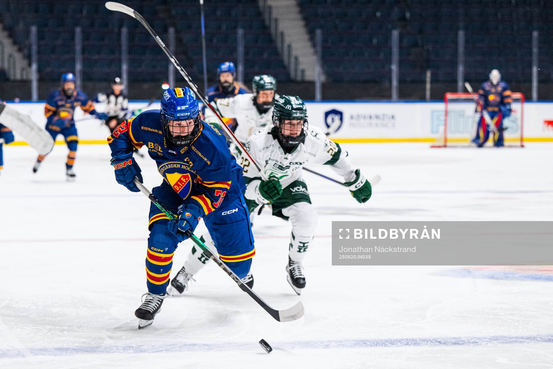 Djurgårdens Tiffany Hill och Färjestads Paige Mcguire