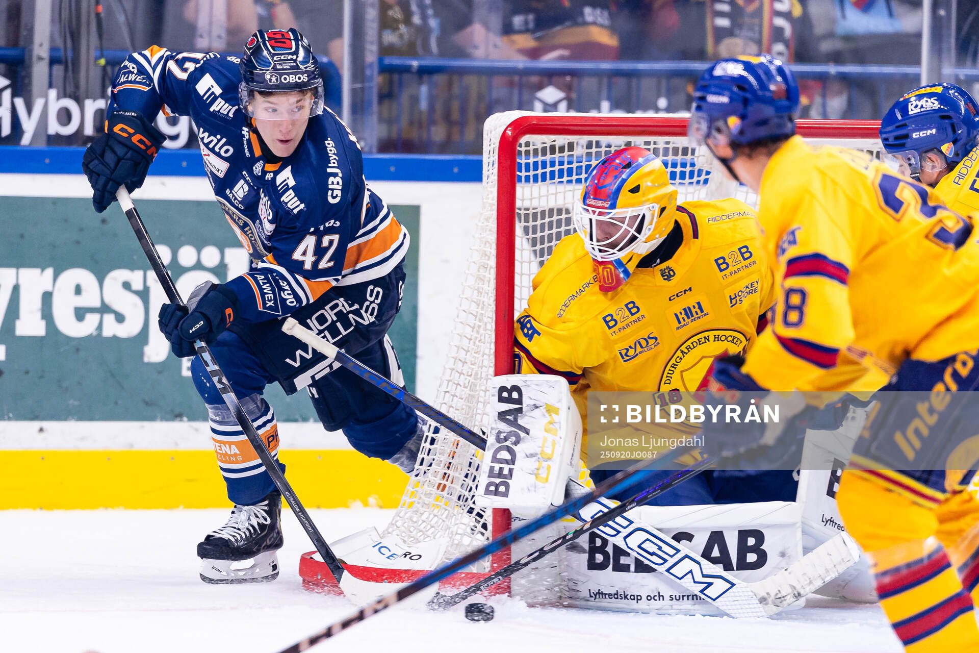 Växjös Kalle Kratz och Djurgårdens målvakt Hugo Hävelid