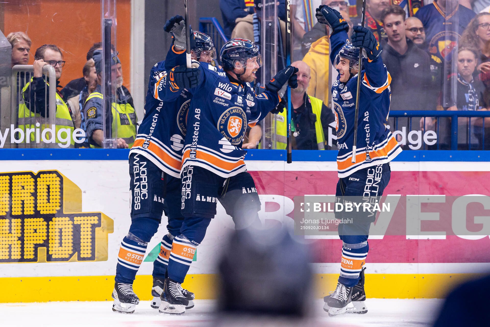 Växjös Dylan Mclaughlin och Felix Robert jublar