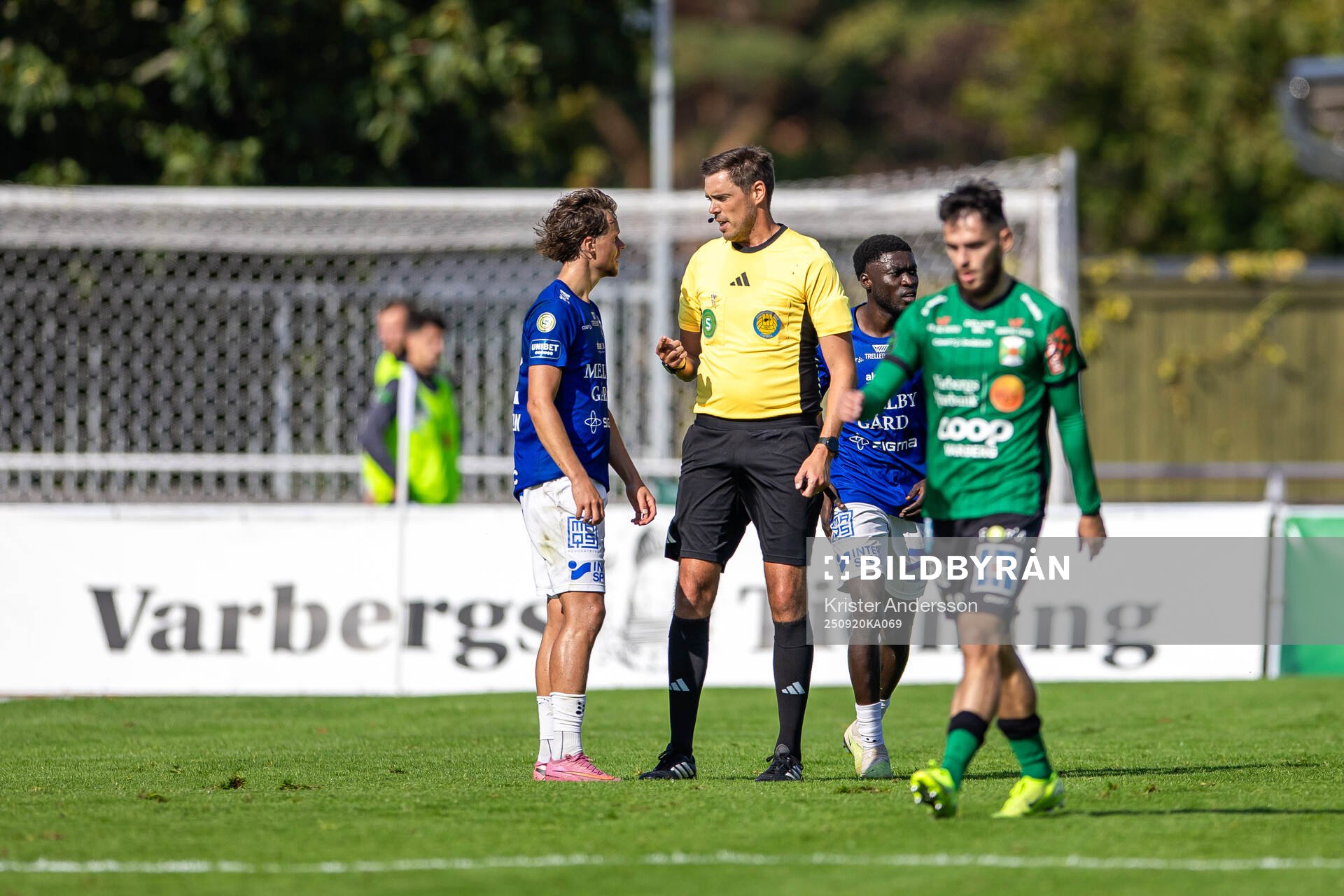Trelleborgs Altin Mehmeti och Domare Magnus Lindgren