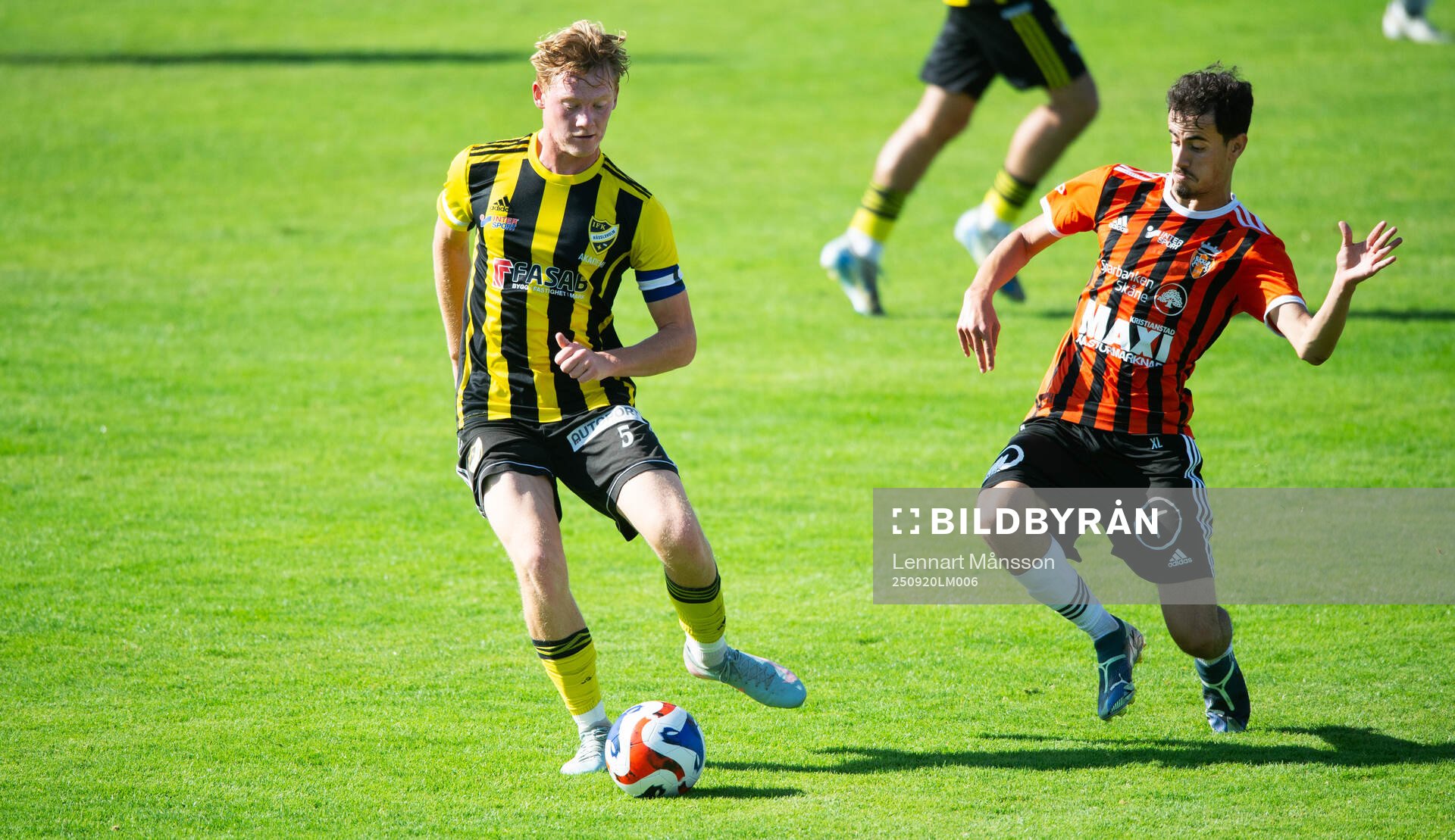 IFK Hässleholms Fabian Arvidsson tacklas i matchen i U19