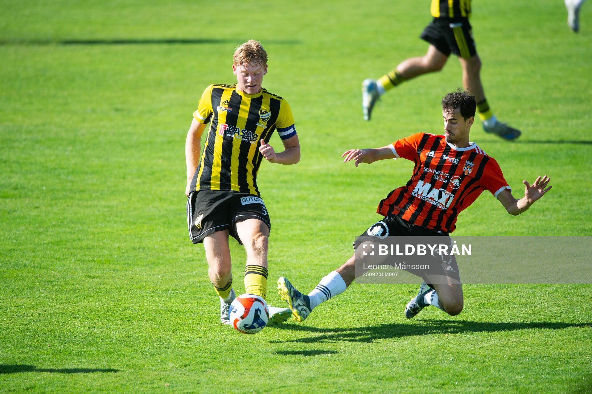 IFK Hässleholms Fabian Arvidsson tacklas i matchen i U19