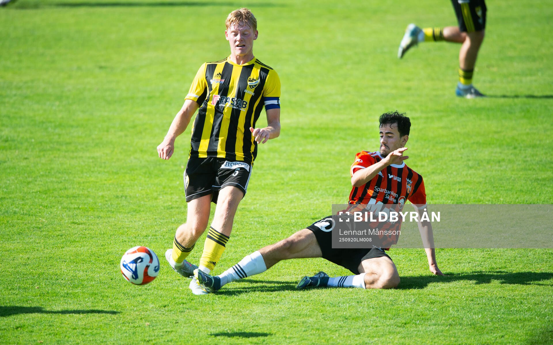 IFK Hässleholms Fabian Arvidsson tacklas i matchen i U19
