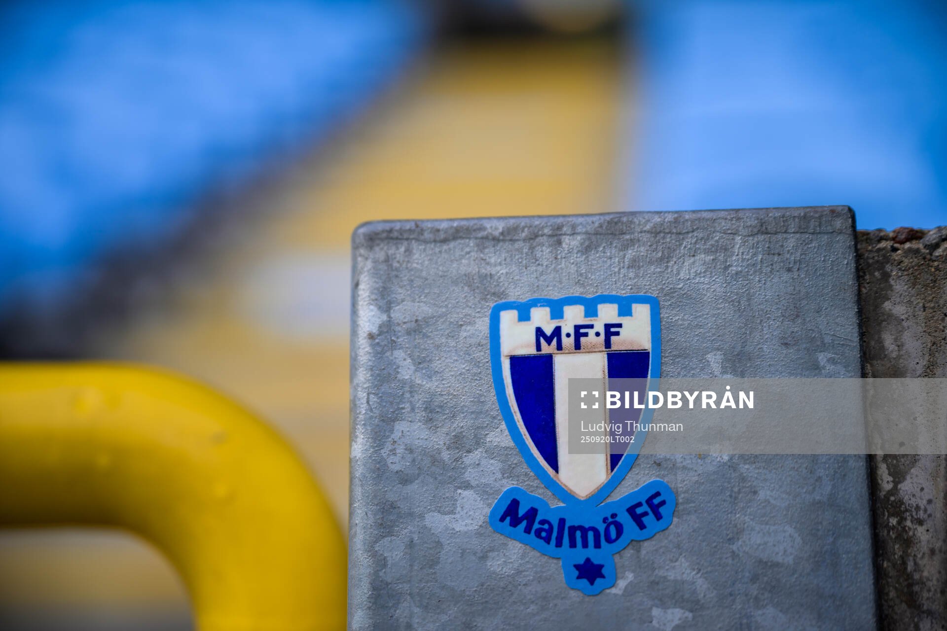 En ritad version av Malmö FFs emblem inflr fotbollsmatchen