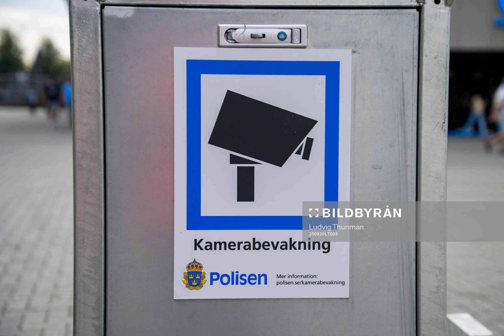 Skylt som informerar om kamerabevakning av Polisen