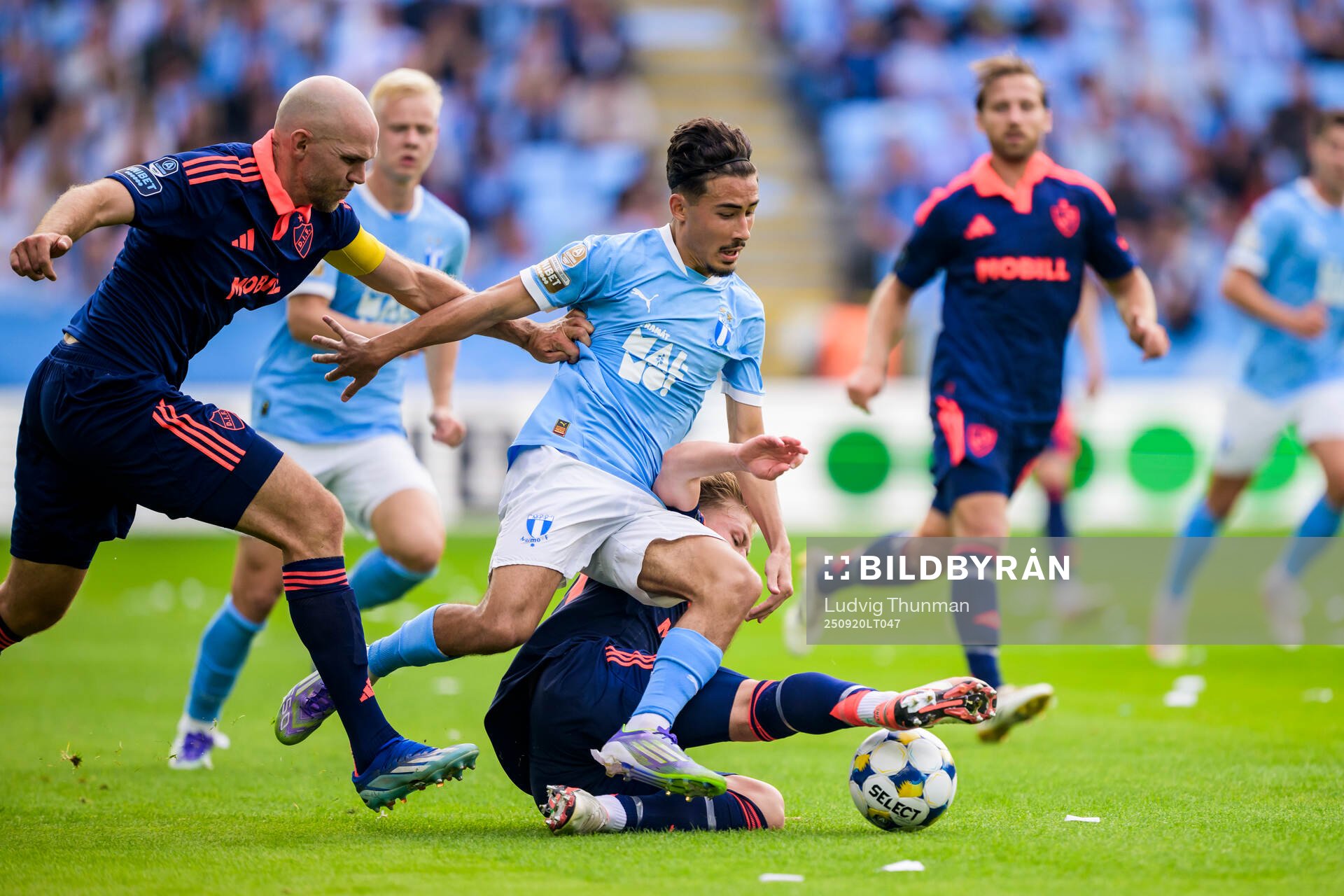 Djurgårdens Nino Zugelj och Malmö FFs Adrian Skogmar