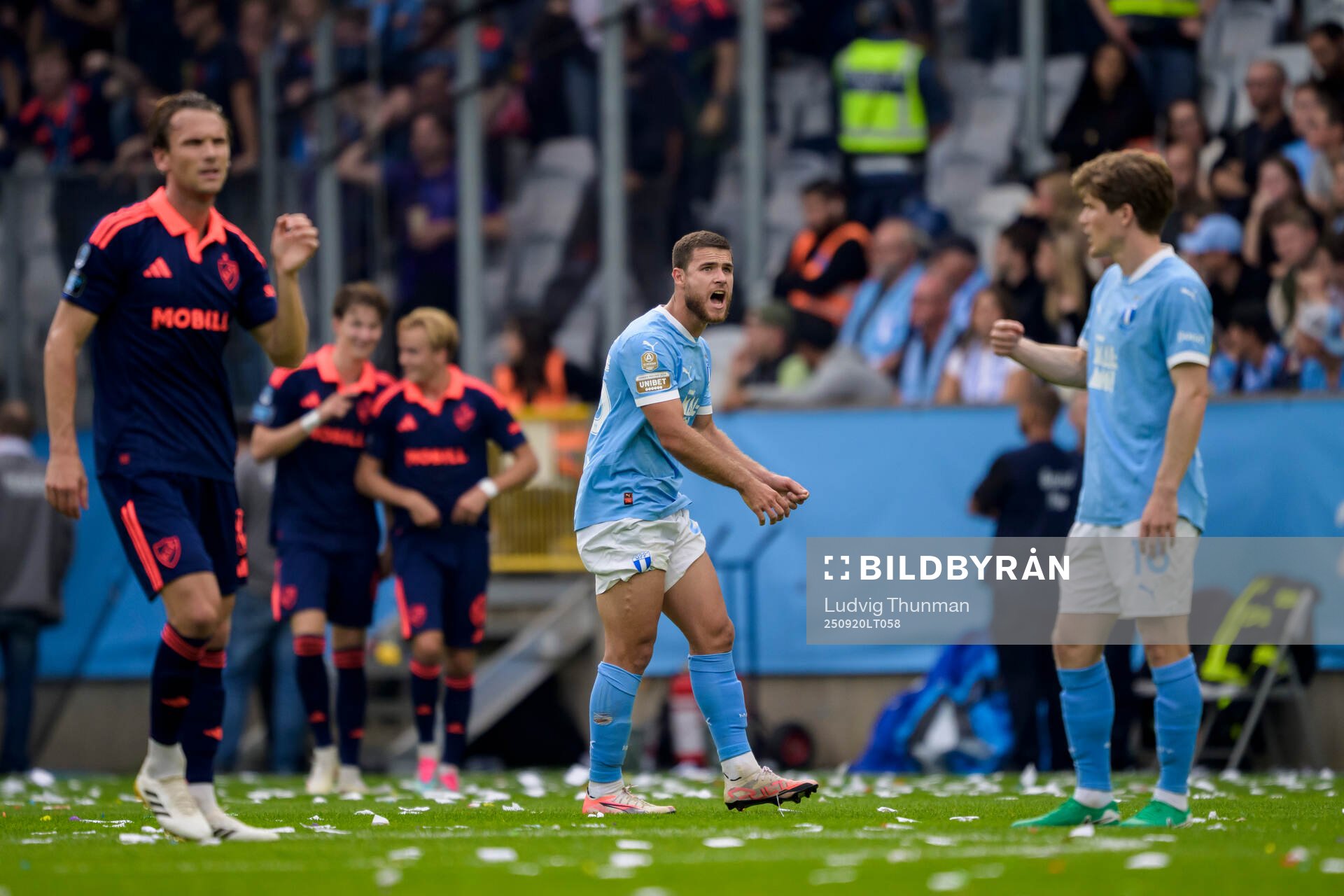 Malmö FFs Gabriel Busanello deppar