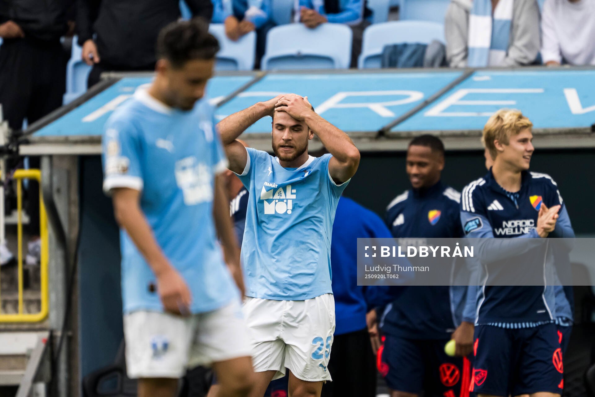 Malmö FFs Gabriel Busanello deppar