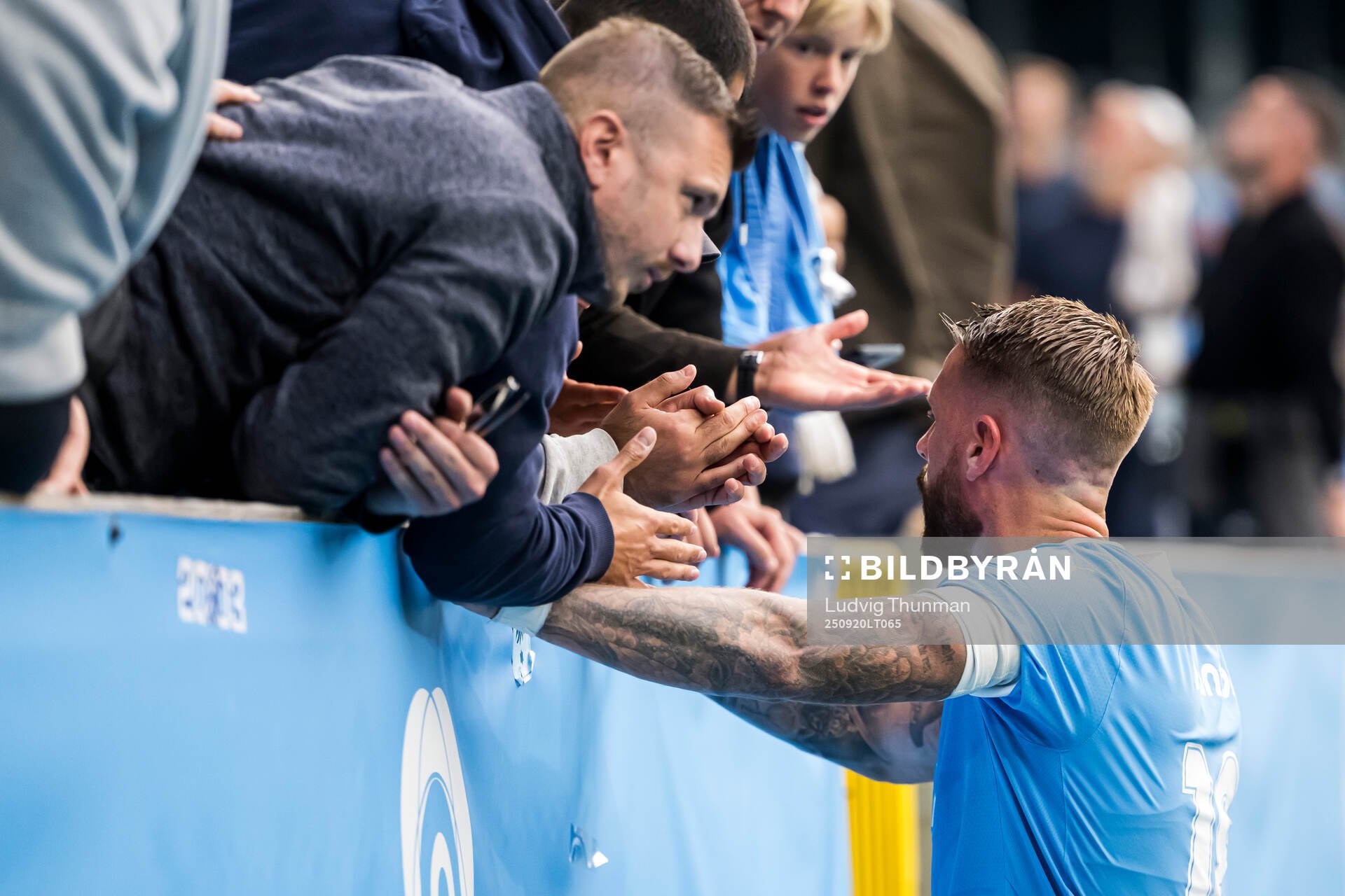 Malmö FFs Pontus Jansson i samtal med supportrar