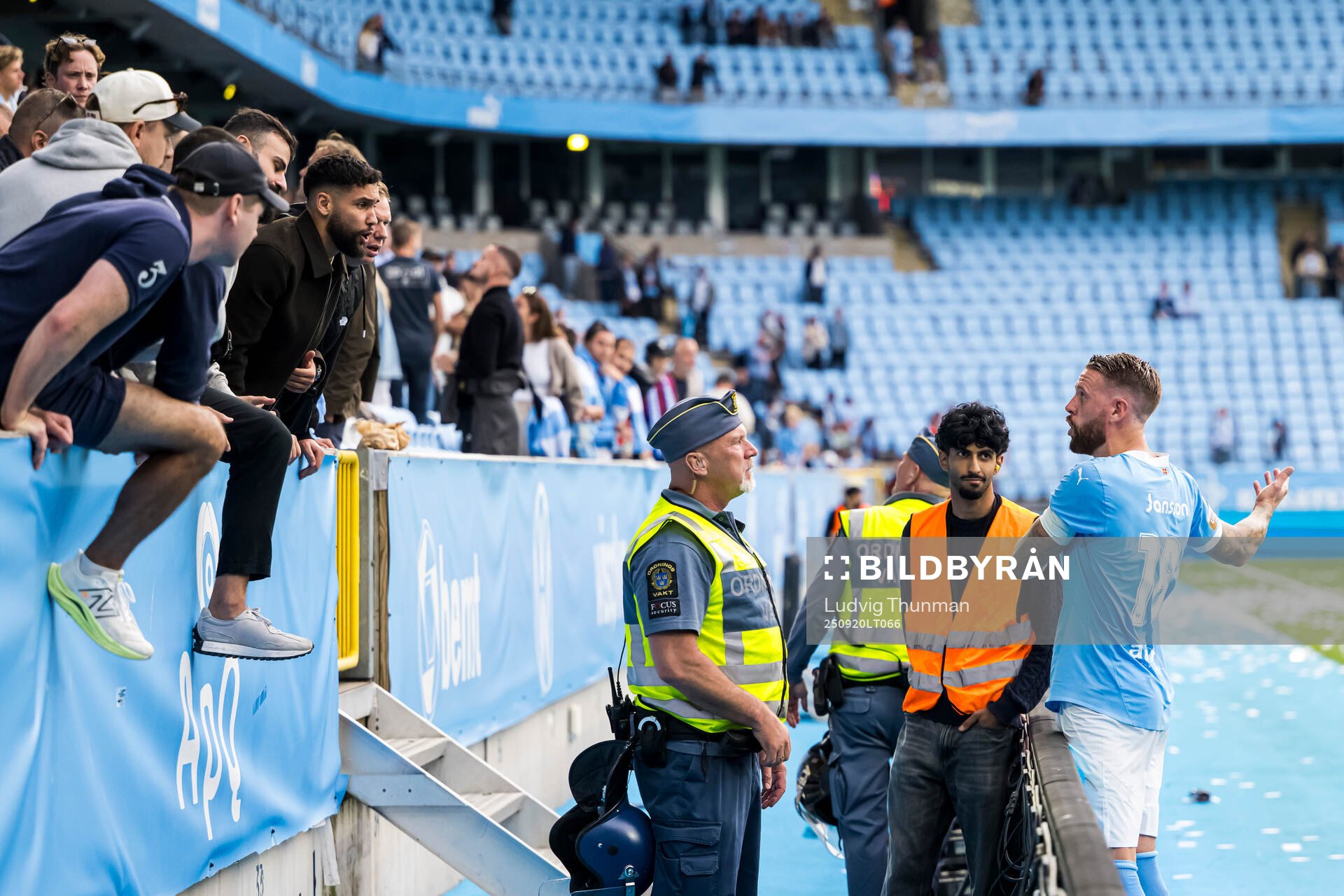 Malmö FFs Pontus Jansson i samtal med supportrar