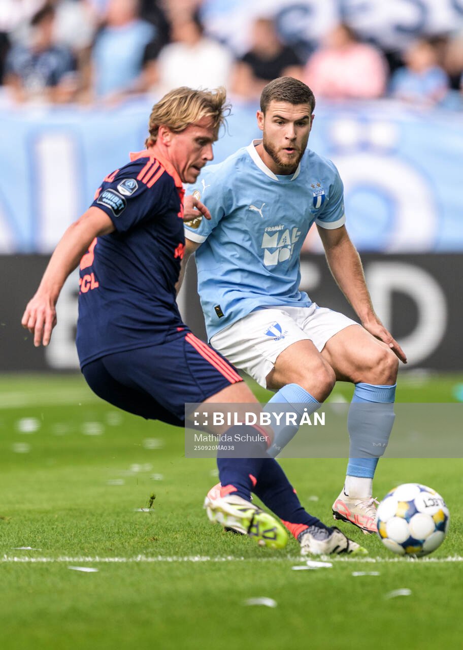 Djurgårdens Theo Bergvall och Malmö FFs Gabriel Busanello