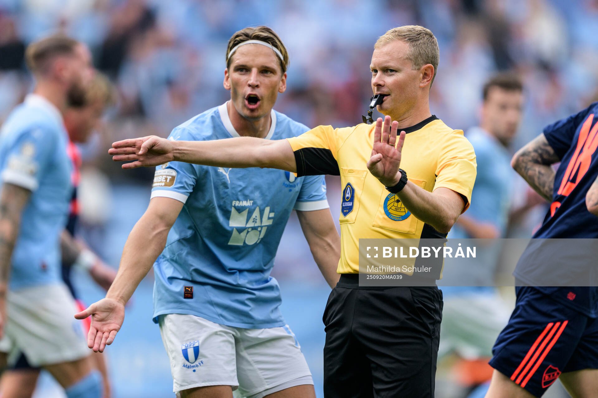 Malmö FFs Jens Stryger Larsen reagerar mot domaren