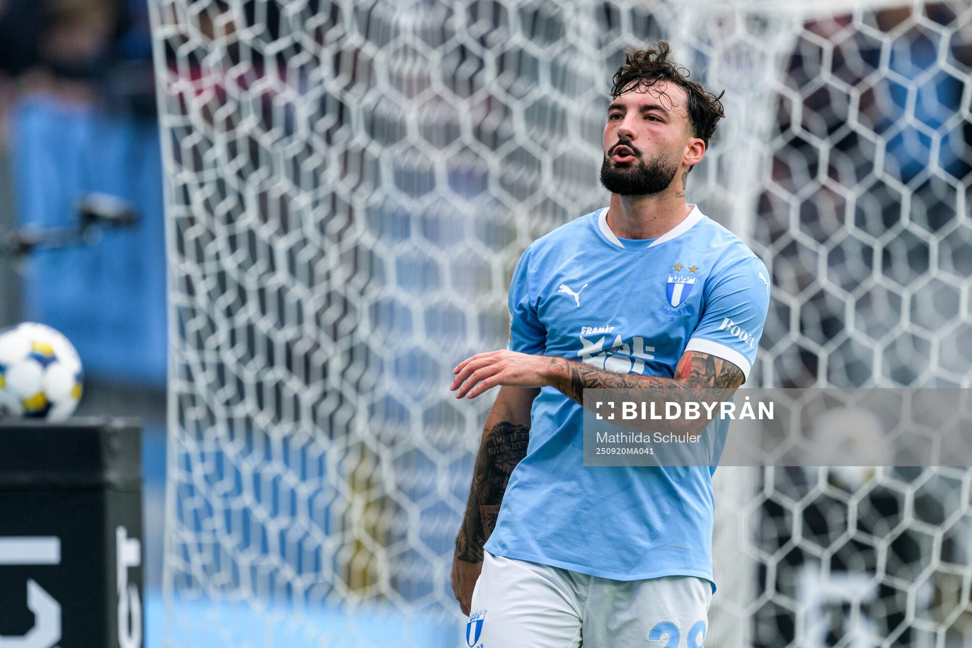 Malmö FFs Sead Haksabanovic deppar