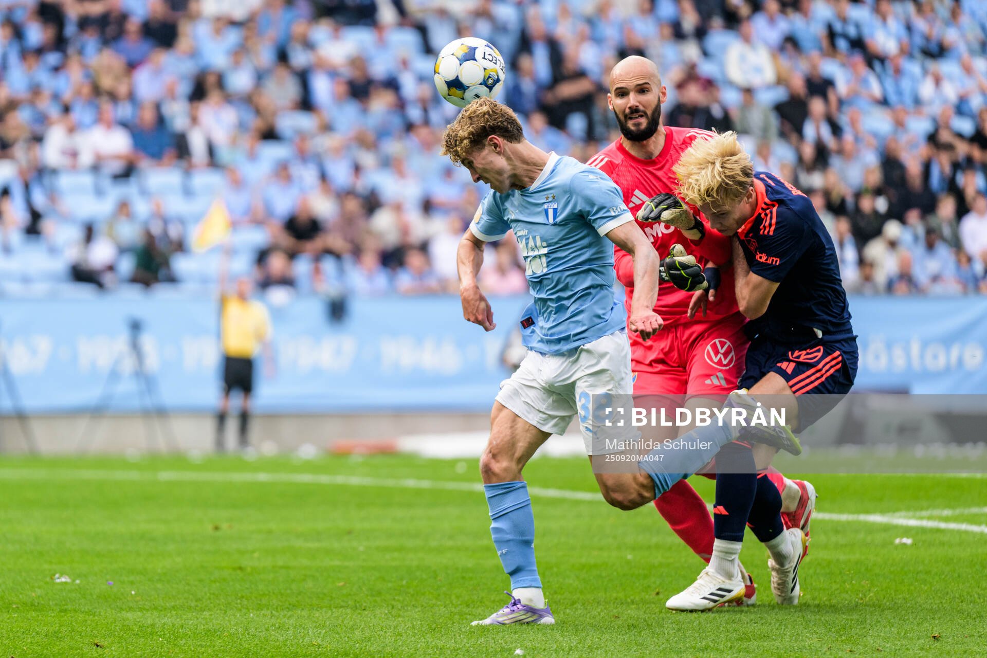 Malmö FFs Hugo Bolin, Djurgårdens Filip Manojlovic och