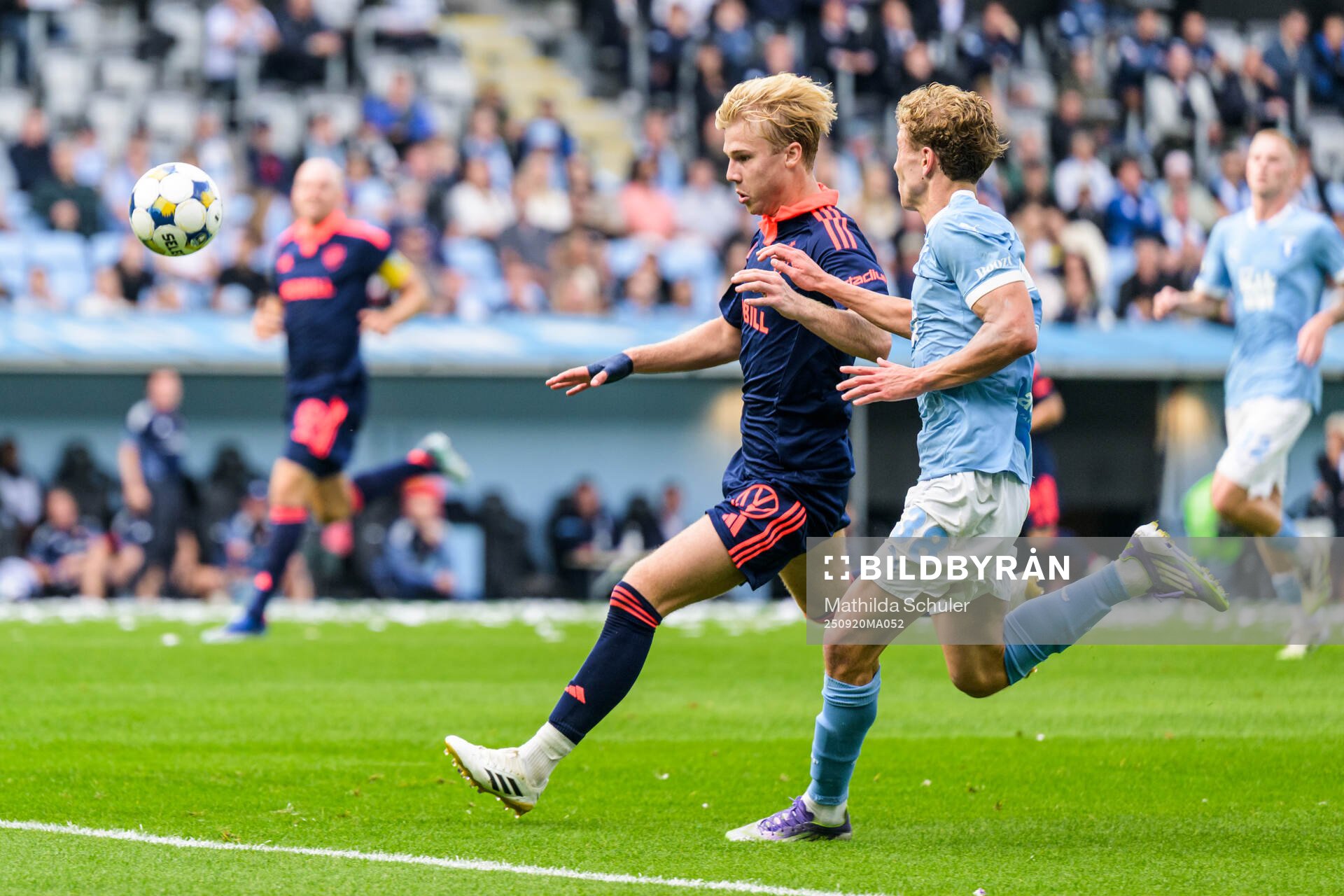 Djurgårdens Theo Bergvall och Malmö FFs Hugo Bolin