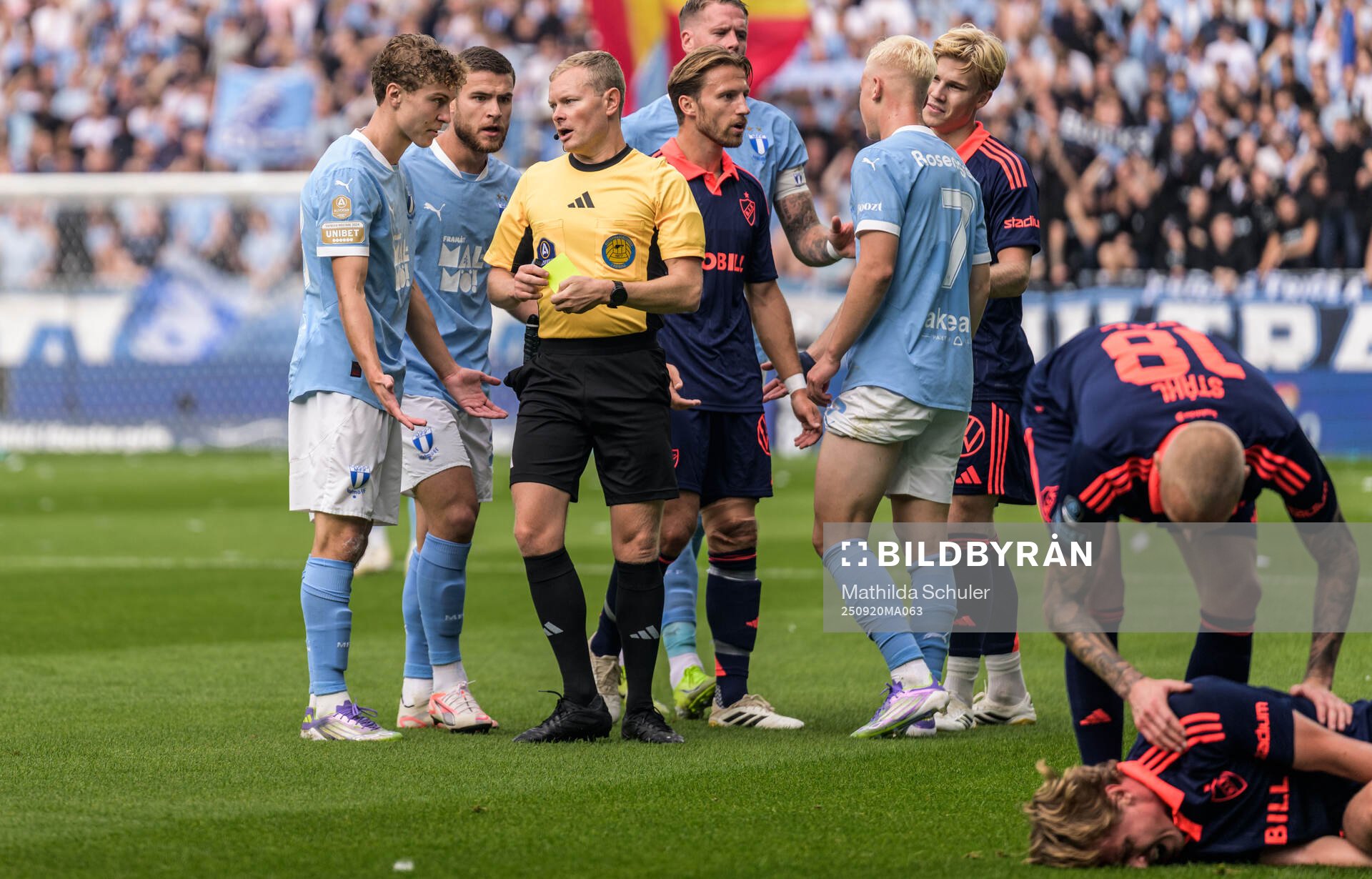 Malmö FFs Hugo Bolin och Domare Fredrik Klitte