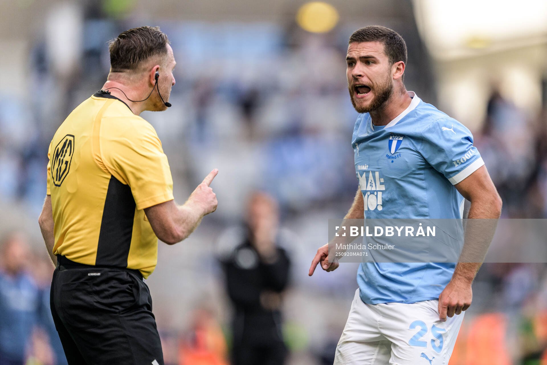 Assisterande domare Mehmet Culum och Malmö FFs Gabriel