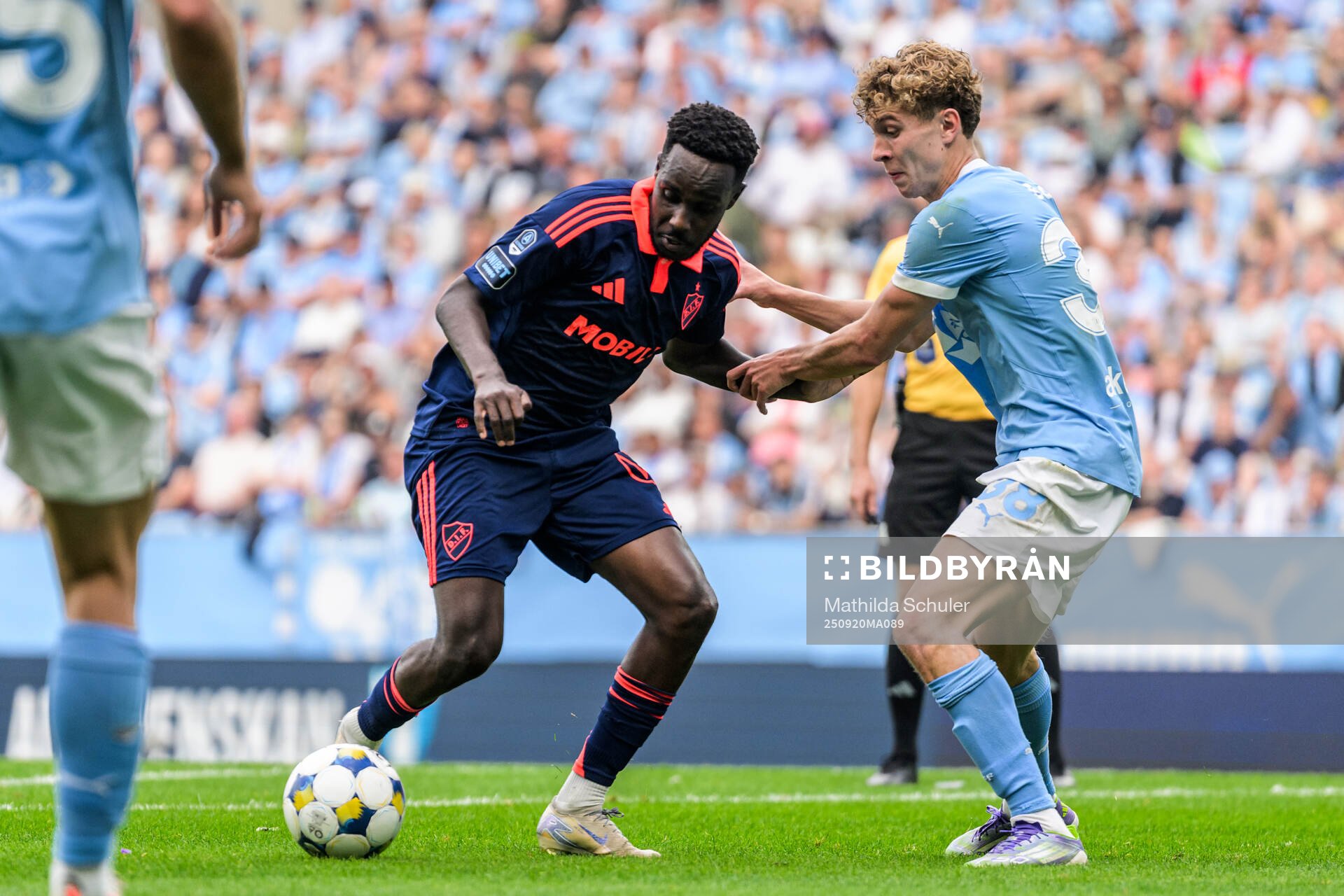 Djurgårdens Tokmac Nguen och Malmö FFs Hugo Bolin