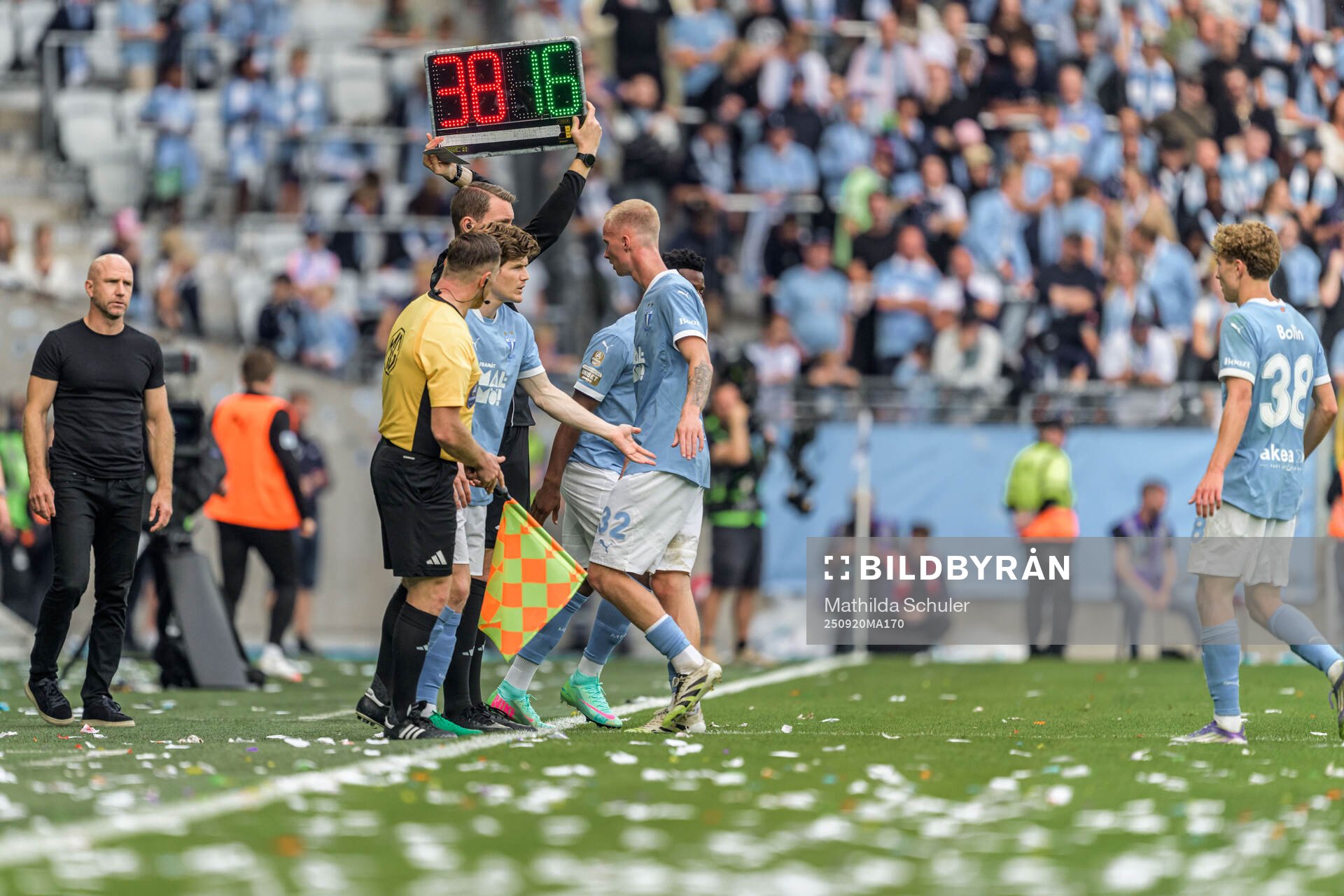 Malmö FFs huvudtränare Henrik Rydström  följer bytet
