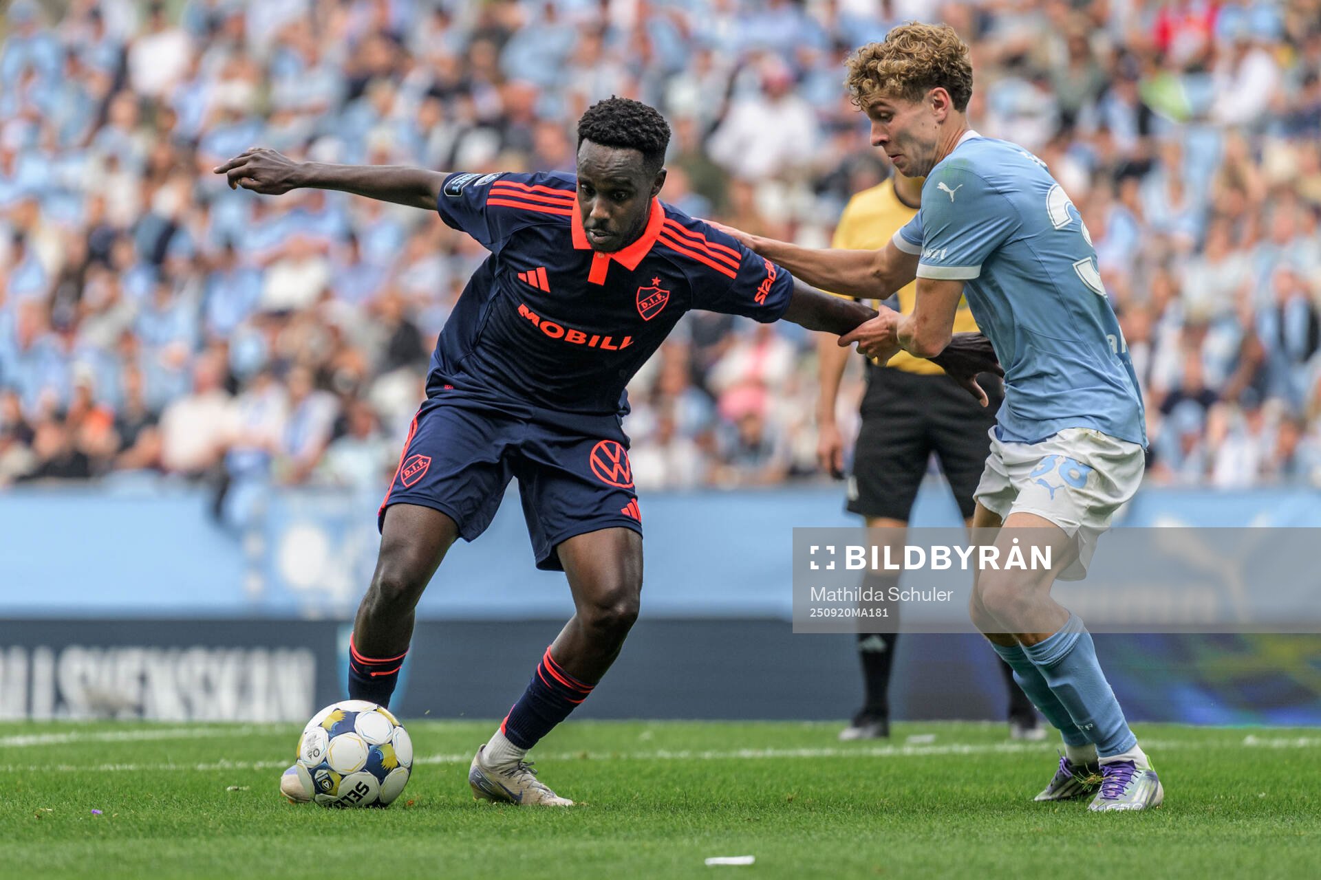 Djurgårdens Tokmac Nguen och Malmö FFs Hugo Bolin