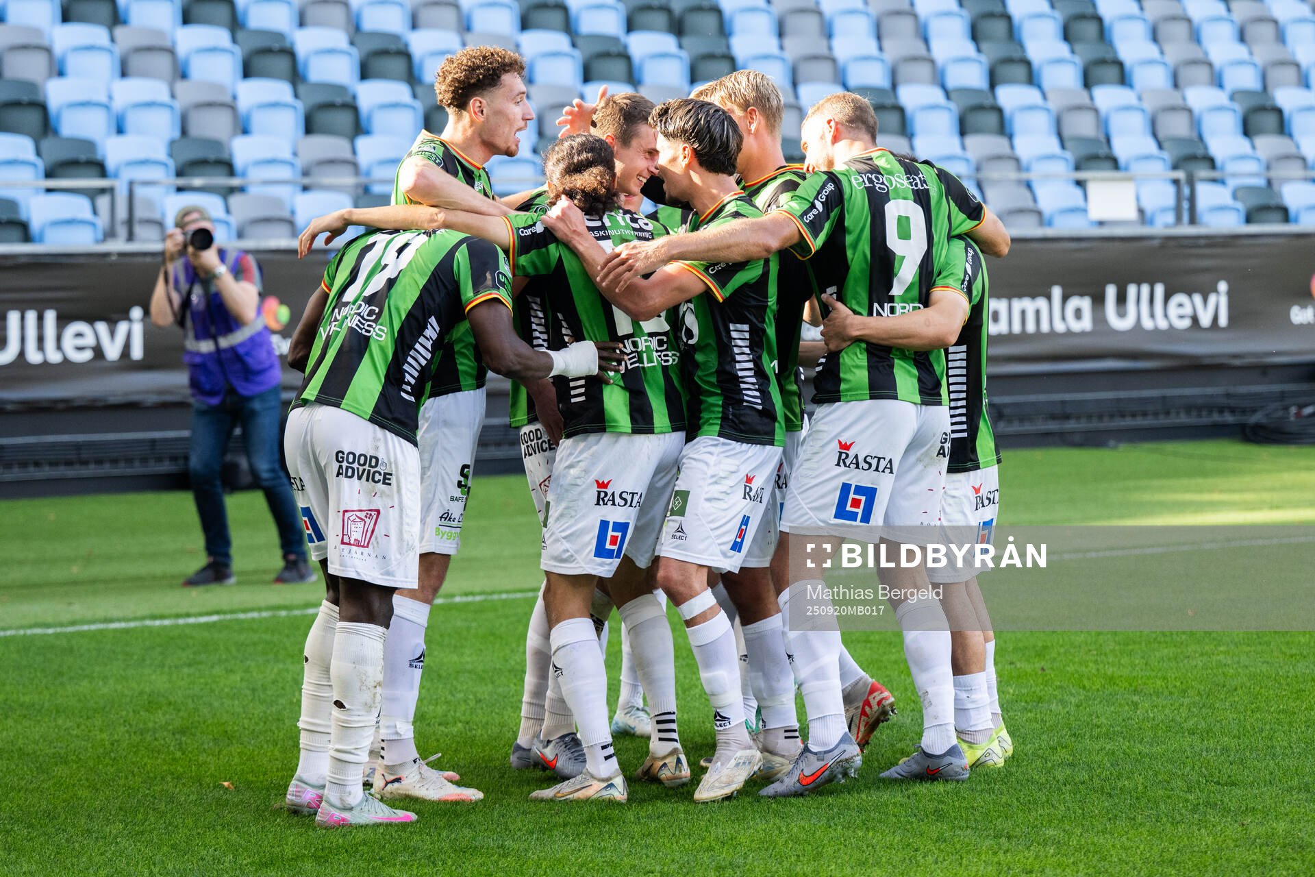 GAIS Robin Frej jublar med lagkamrater