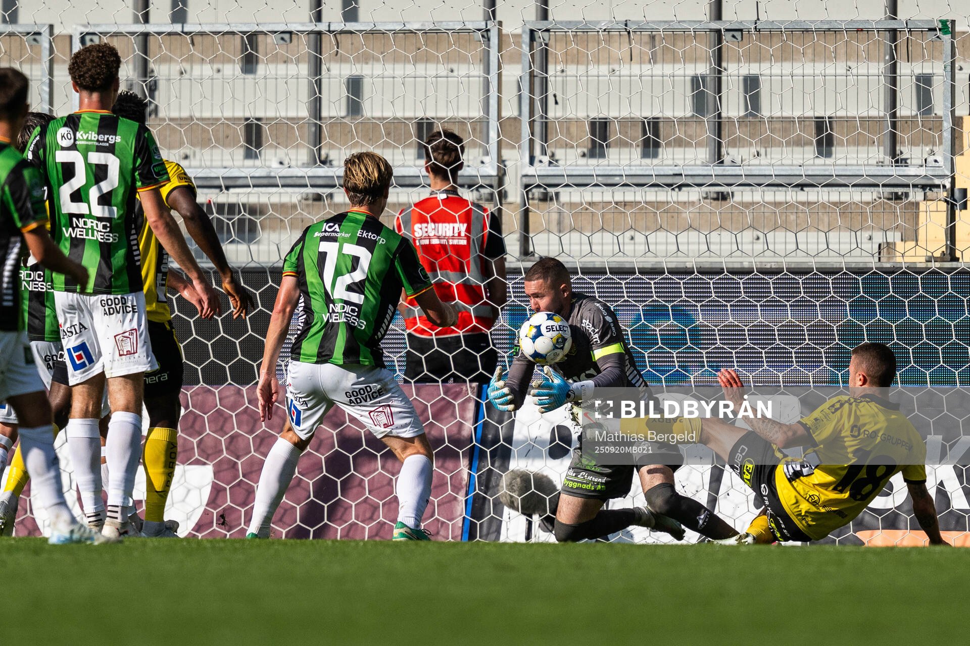 GAIS målvakt Mergim Krasniqi och Elfsborgs Julius Magnusson