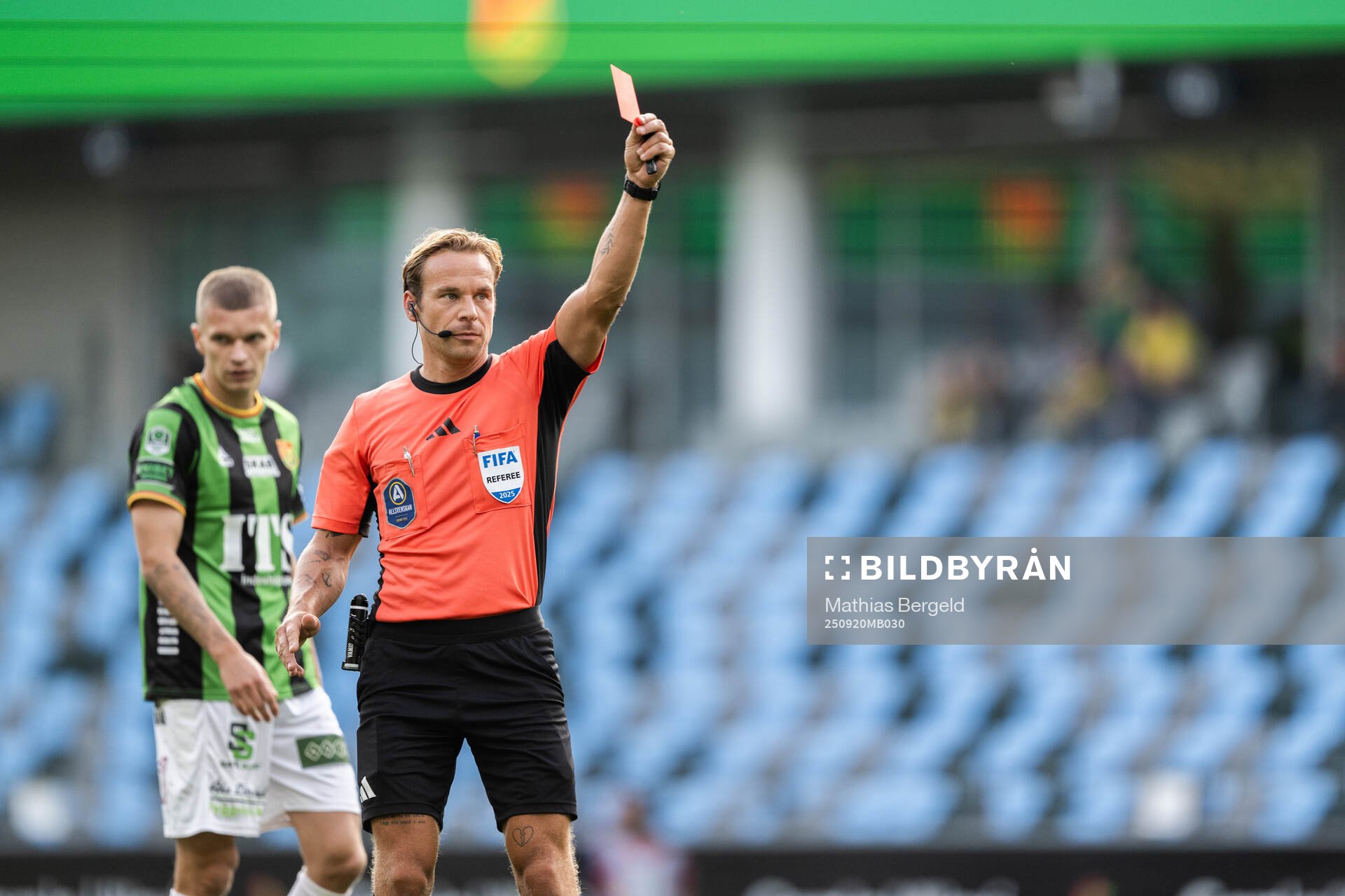 Domare Kristoffer Karlsson visar rött kort