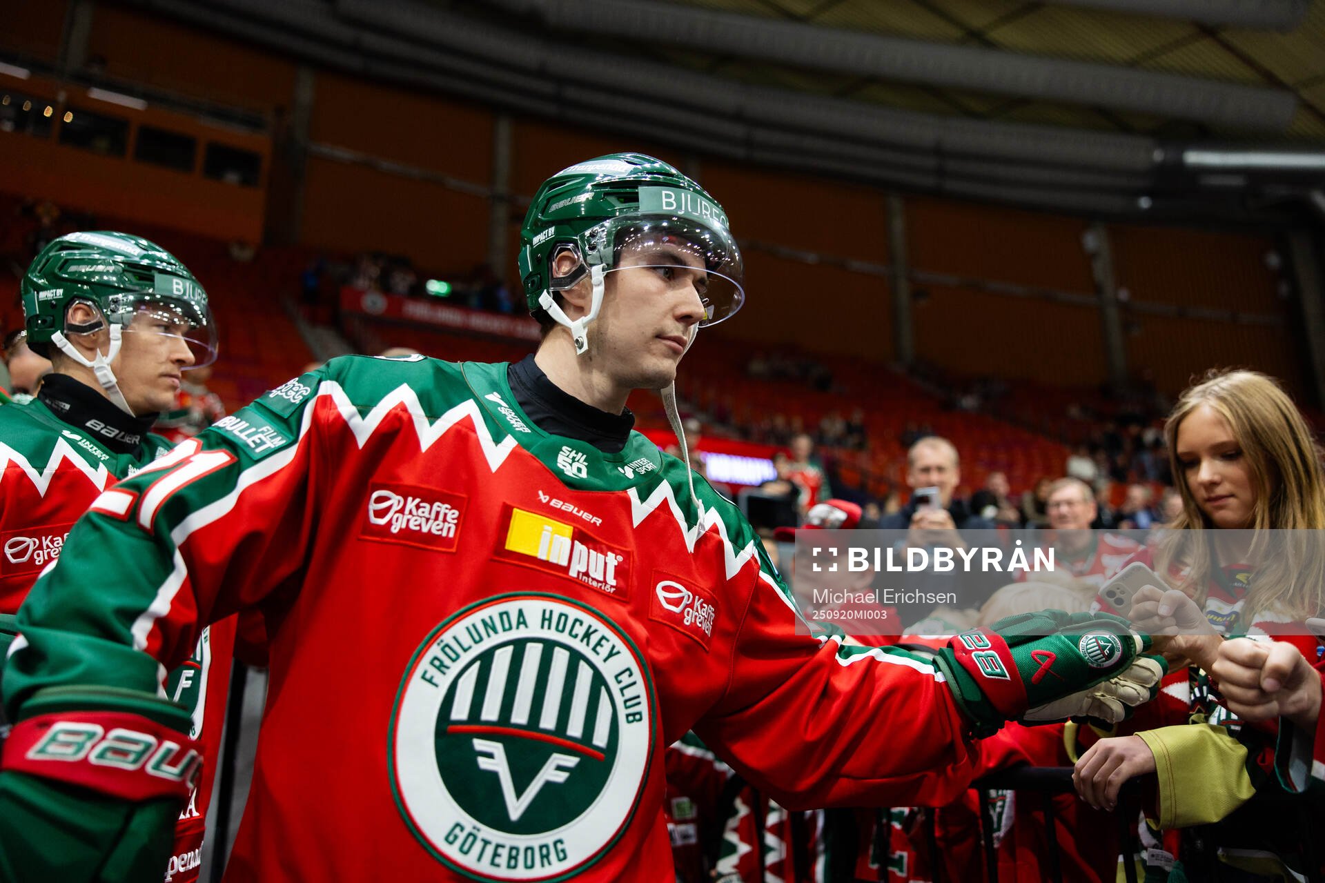 Frölundas Jere Innala hälsar på supportrar