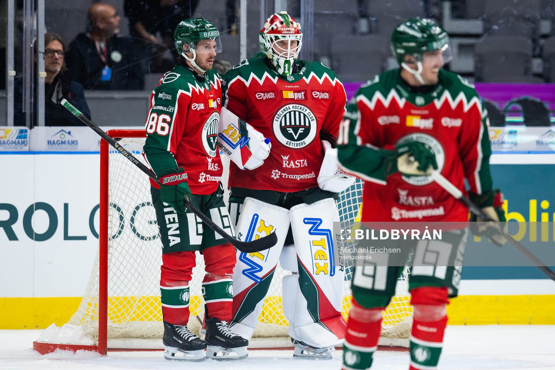Frölundas Erik Thorell och målvakt Lars Johansson jublar
