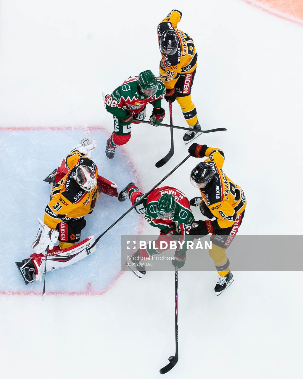 Frölundas Noah Hasa och Erik Thorell mot Luleås målvakt
