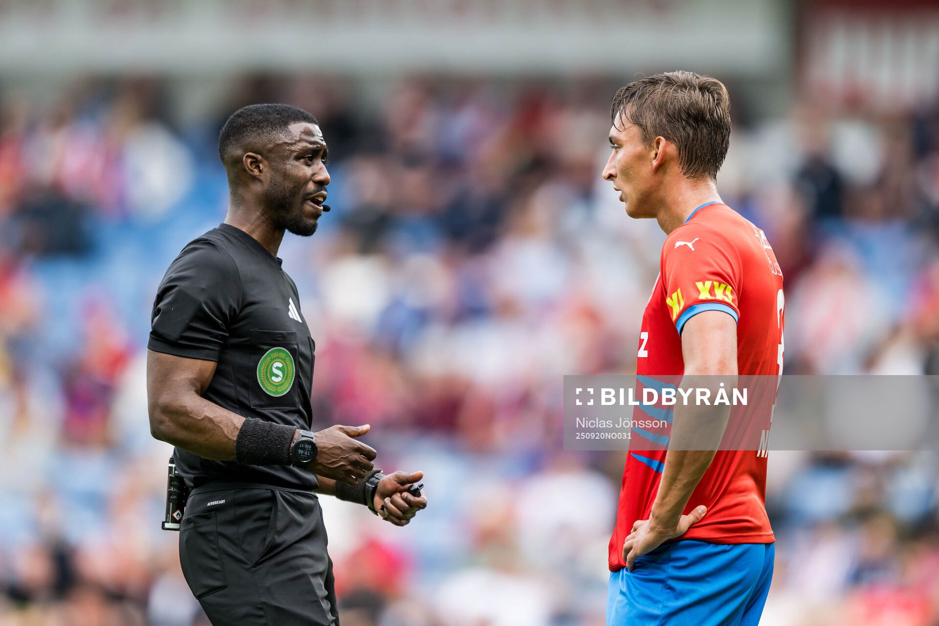 Domare Fredrik Oppong och Helsingborgs Wilhelm Nilsson