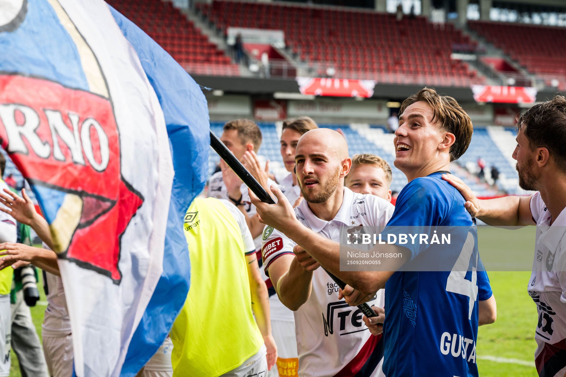 Örgrytes Amel Mujanic och målvakt Hampus Gustafsson jublar