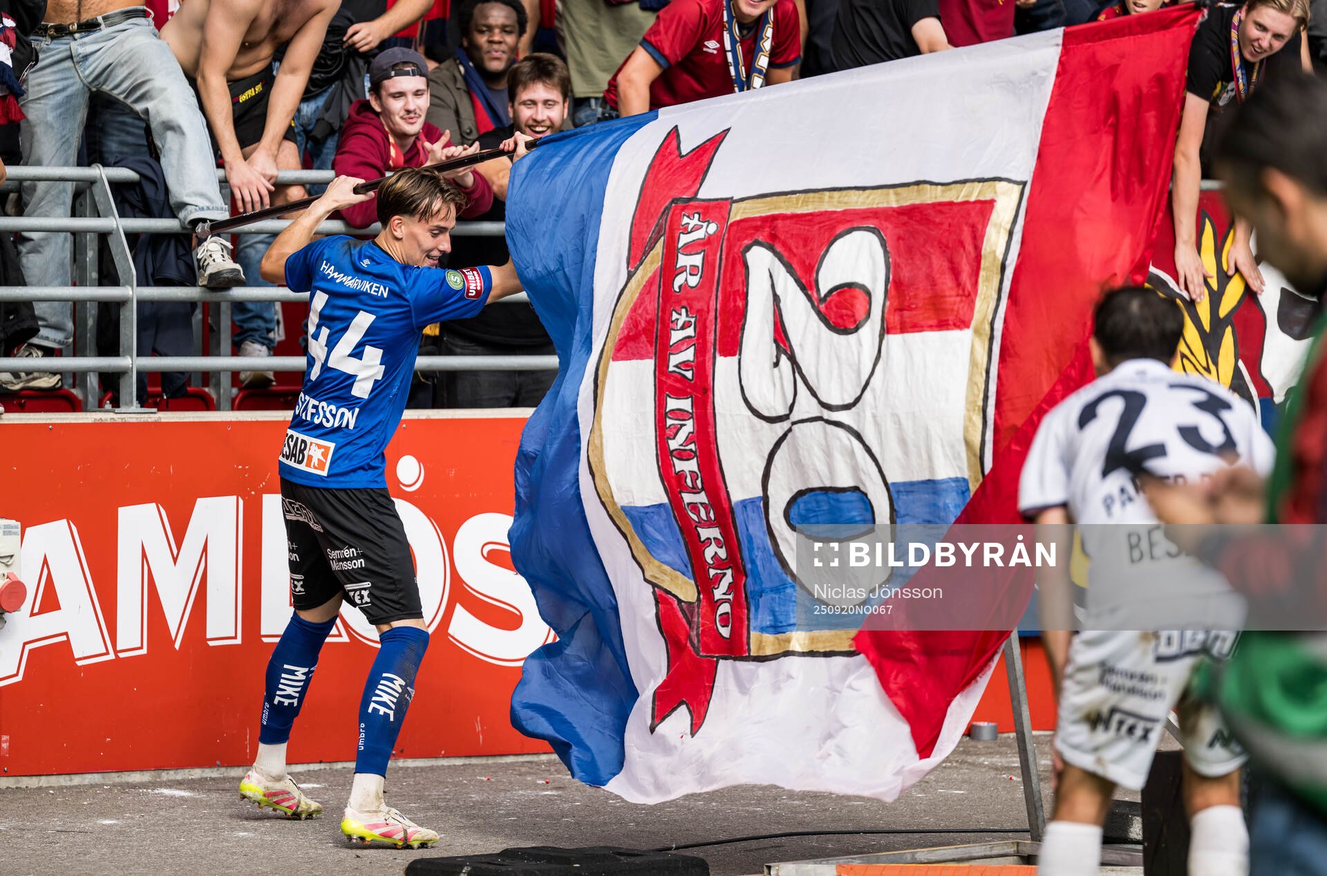Örgrytes målvakt Hampus Gustafsson jublar