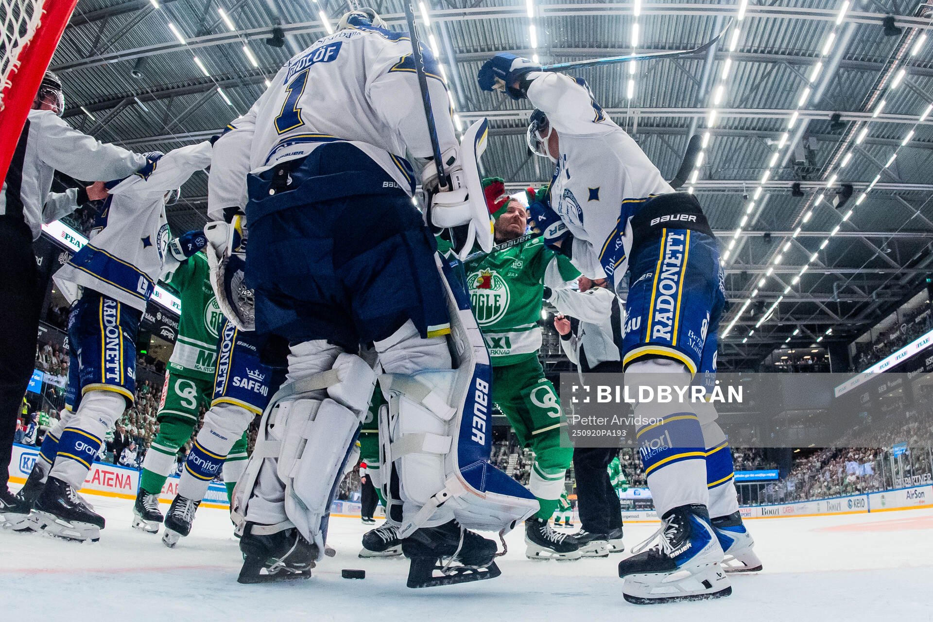 Rögles Linus Sandin i bråk med Leksands Anton Johansson