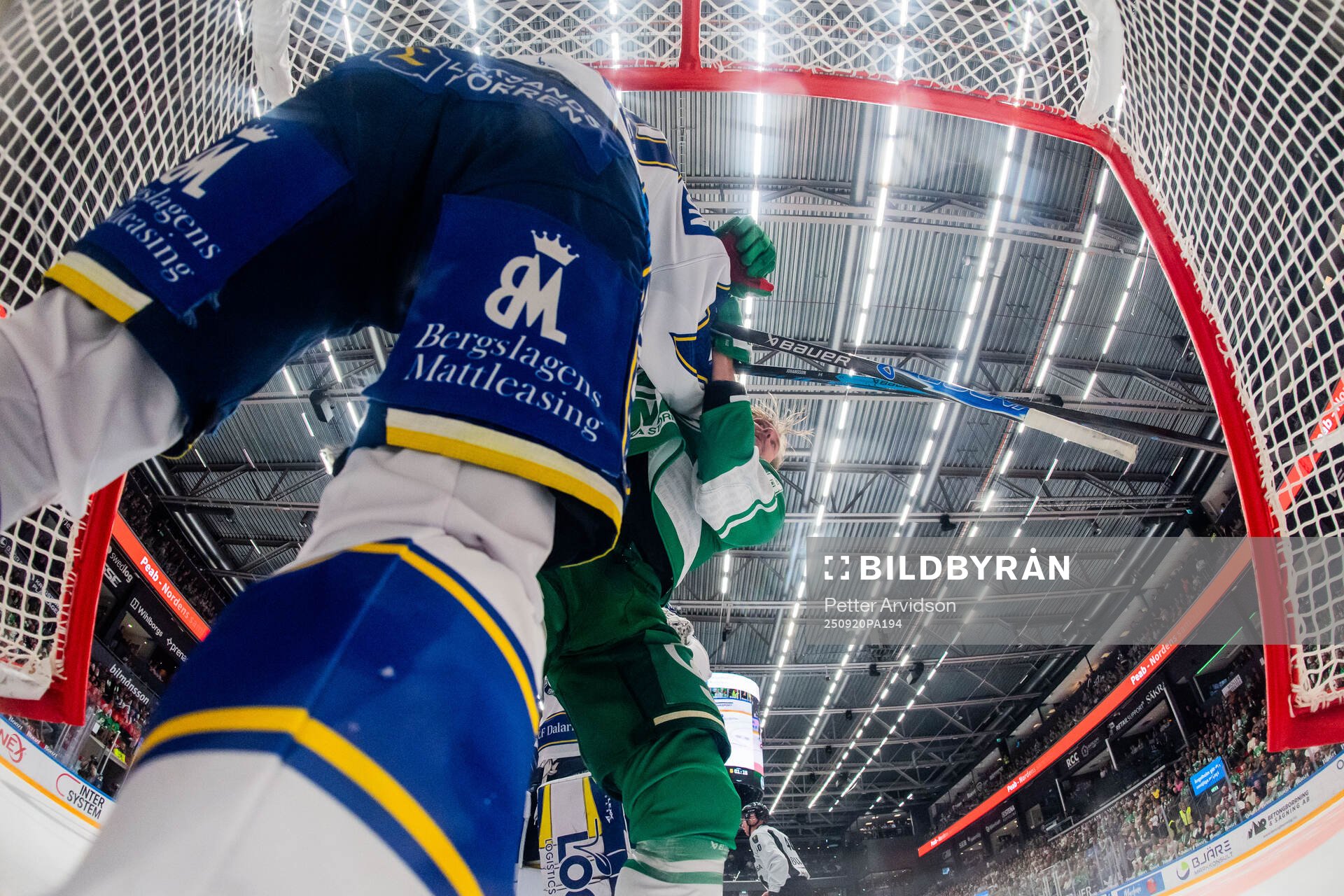 Rögles Linus Sandin i bråk med Leksands Anton Johansson