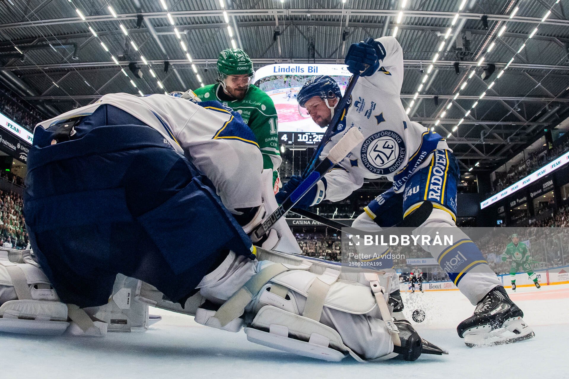 Rögles Dennis Everberg oroar mot Leksands målvakt Marcus