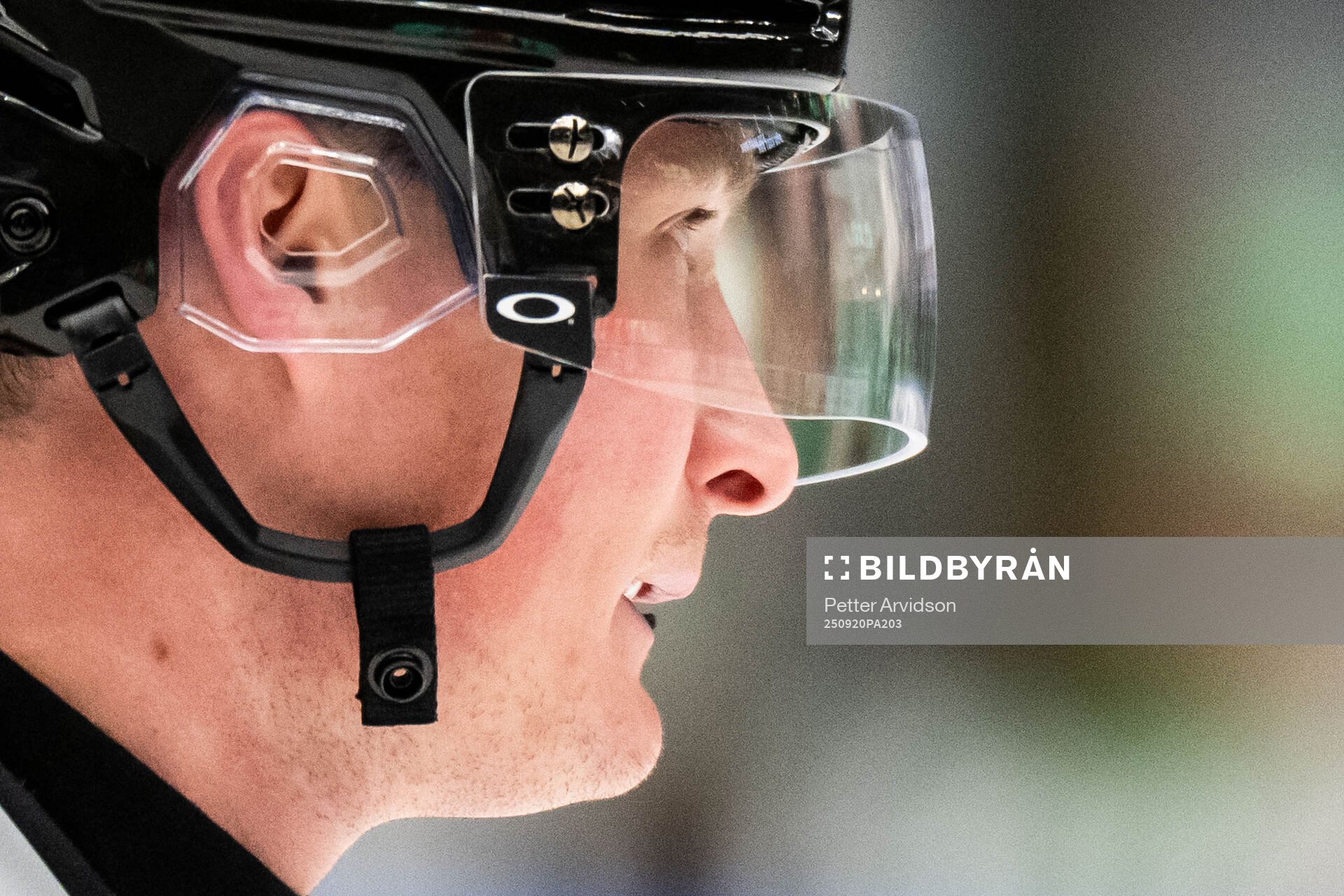 Domare Alexander Österberg med en Oakley logga på hjälmen